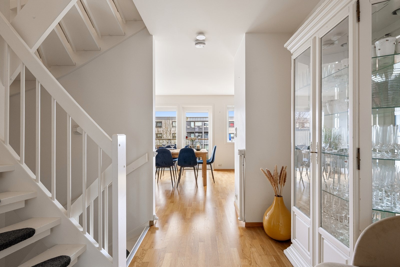 Trappegang ned til underetasjen samt og til 2. etasje. Galleribilde