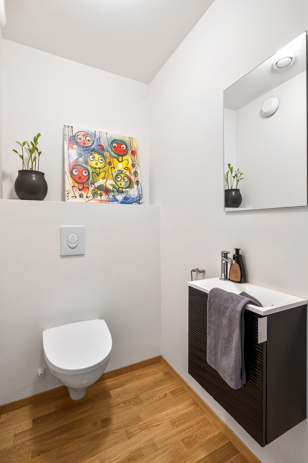 Gjestetoalett ved inngangspartiet. Galleribilde