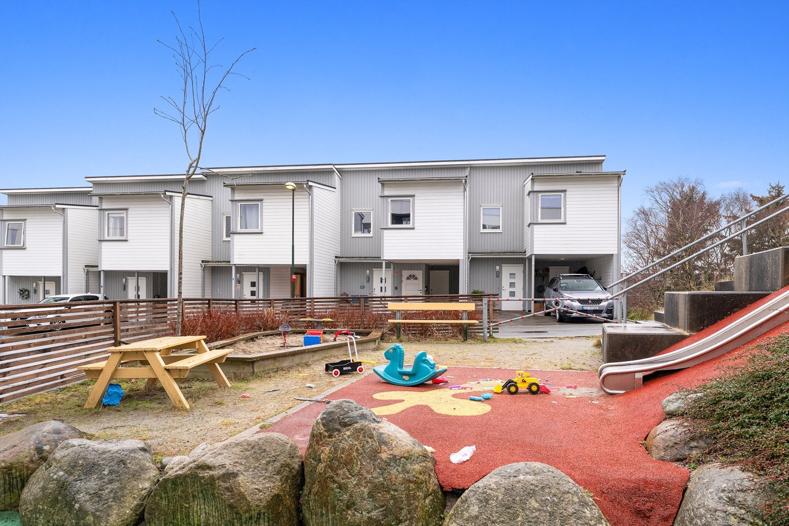 Boligen ligger i rolige omgivelser. Kombinert med trafikkstille gater gjør dette området meget barnevennlig. Galleribilde