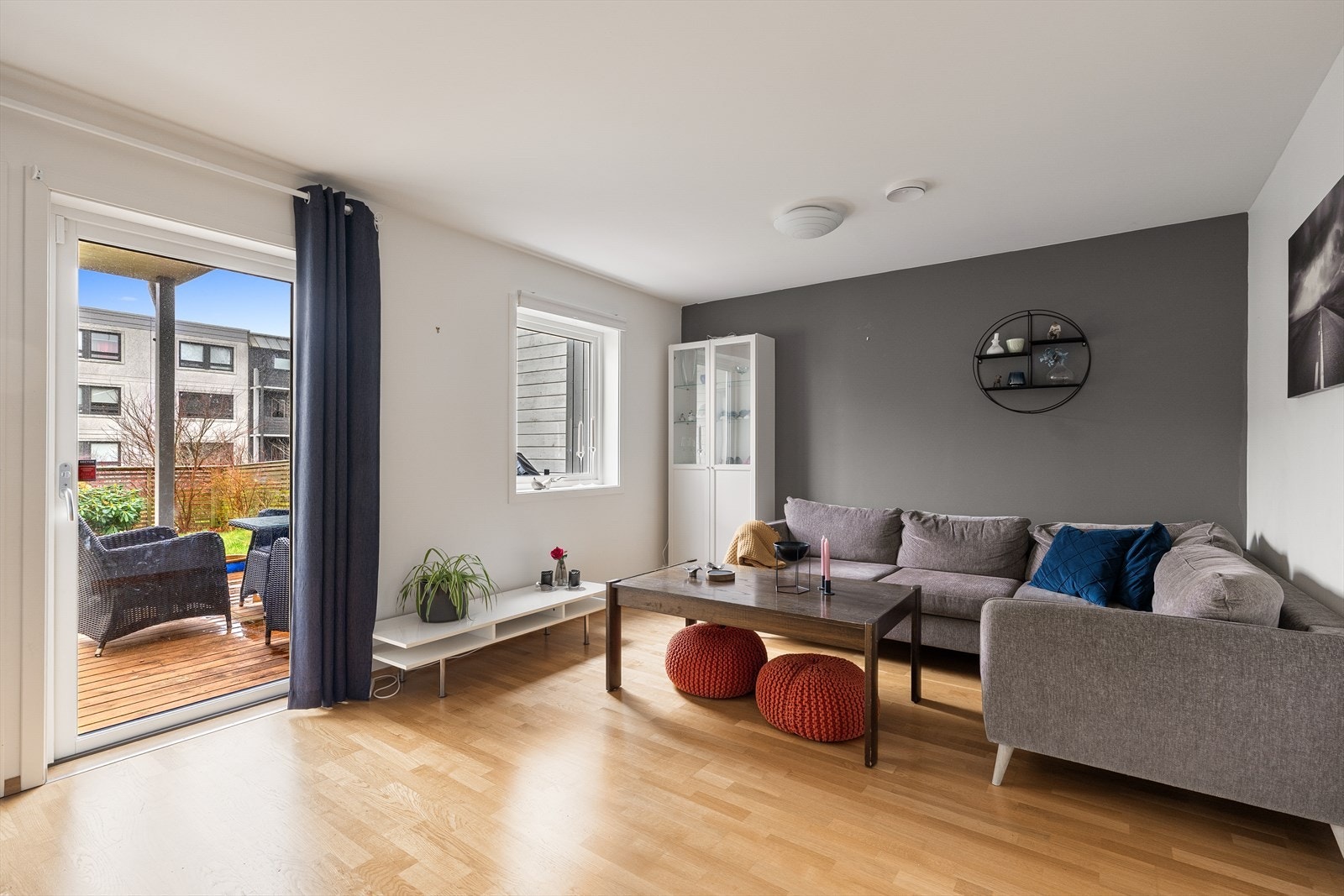 Romslig kjellerstue med direkte utgang til hagen. Galleribilde