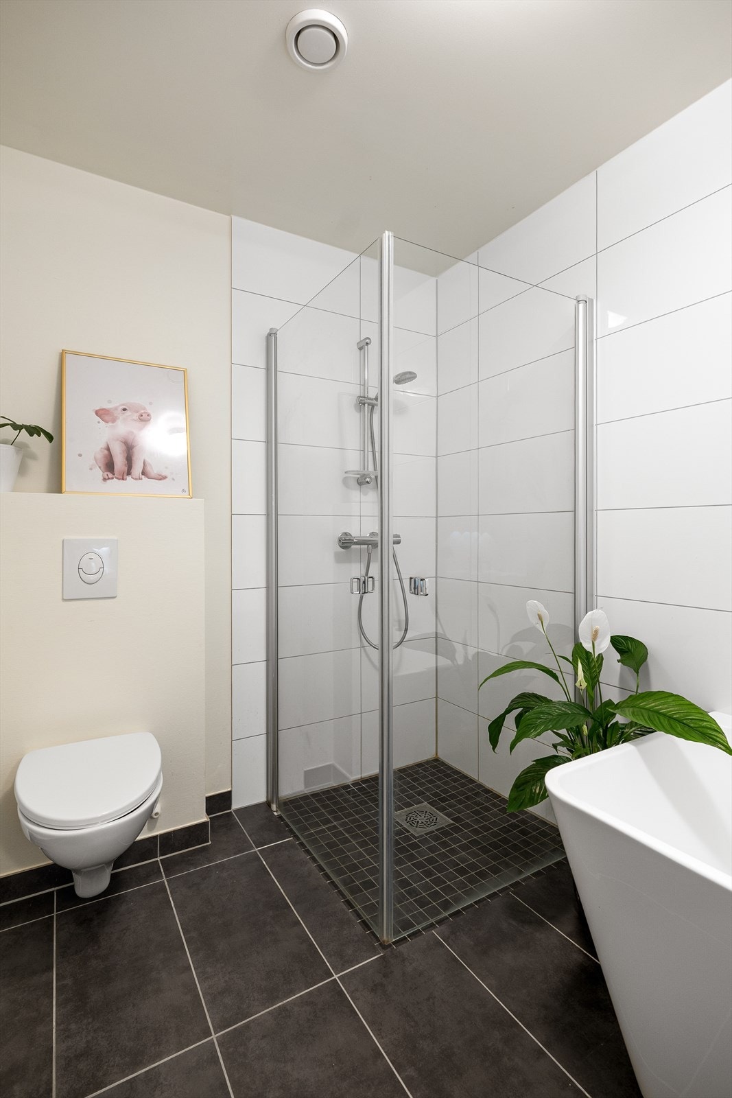 Rommet har både badekar og dusjhjørne. Galleribilde