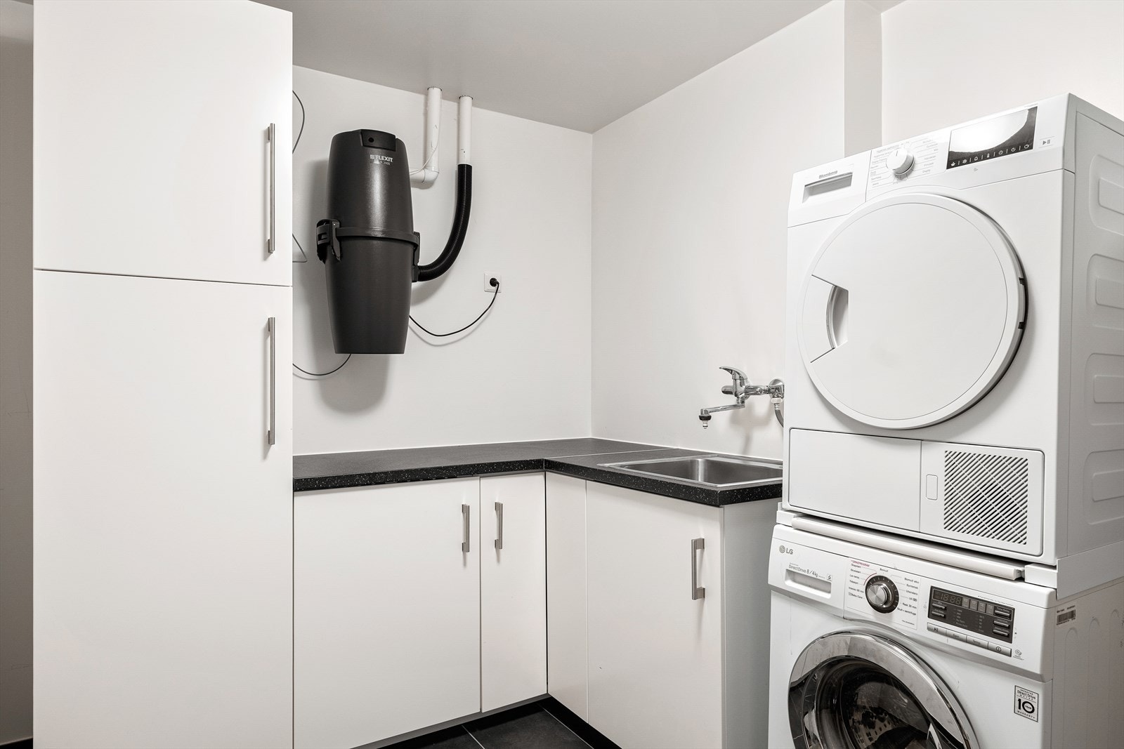 Det er innredet vaskerom som har god lagring i skap samt vask. Galleribilde