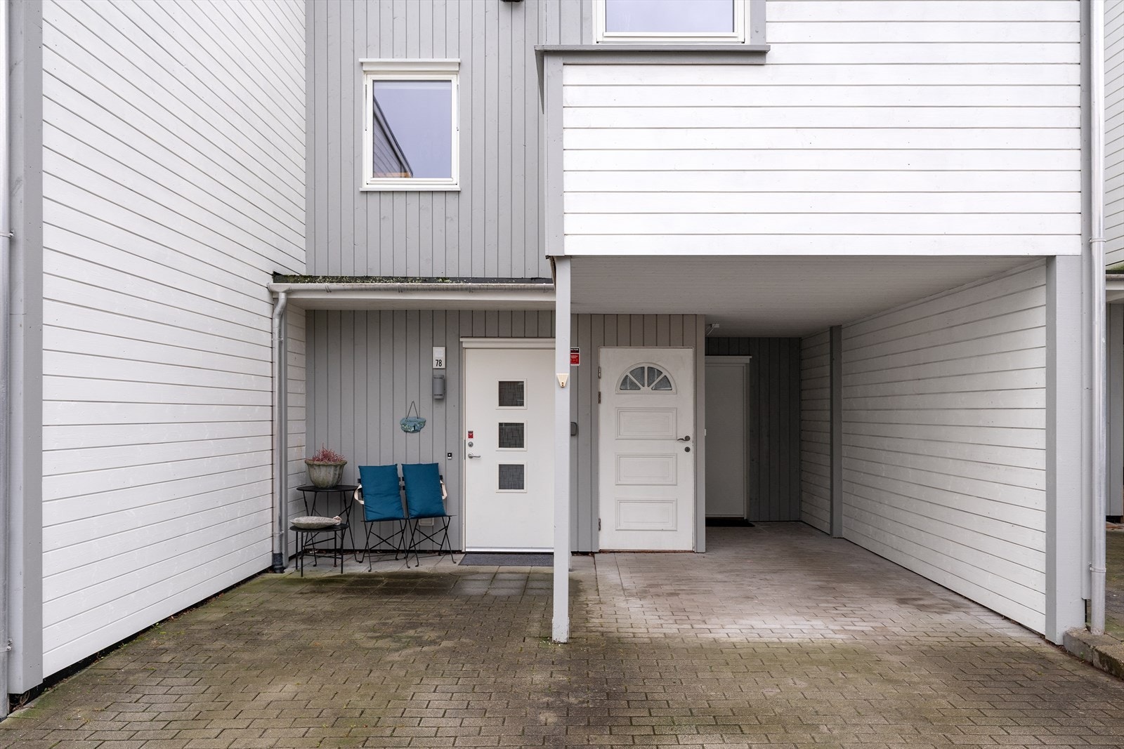Det er god parkering i carport samt på egen grunn. Galleribilde