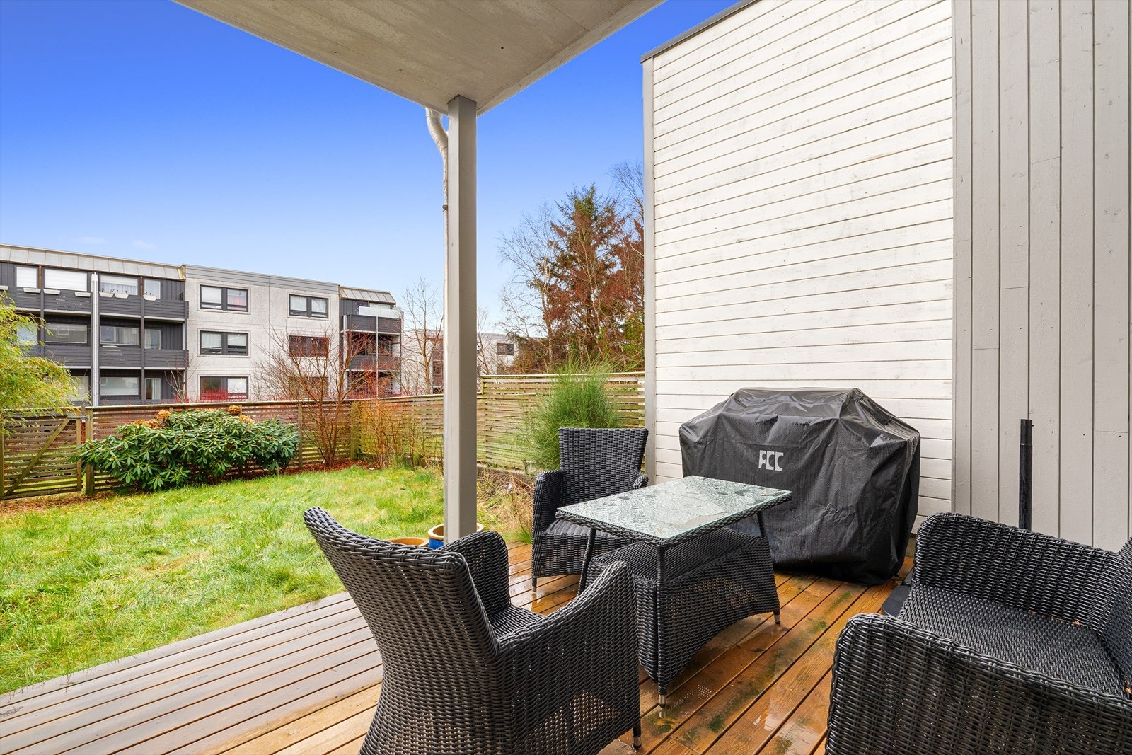 Det er mark terrasse hvor man kan ha utemøbler. Galleribilde