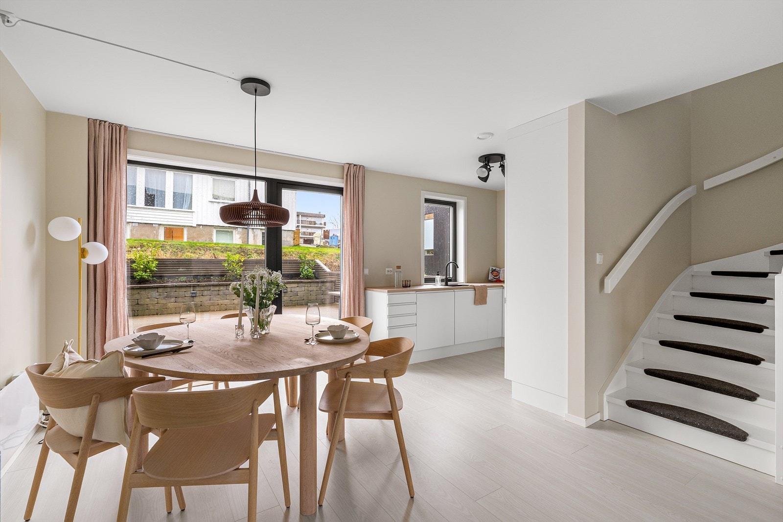 Det er god plass for spisebord ved kjøkkenet. Galleribilde