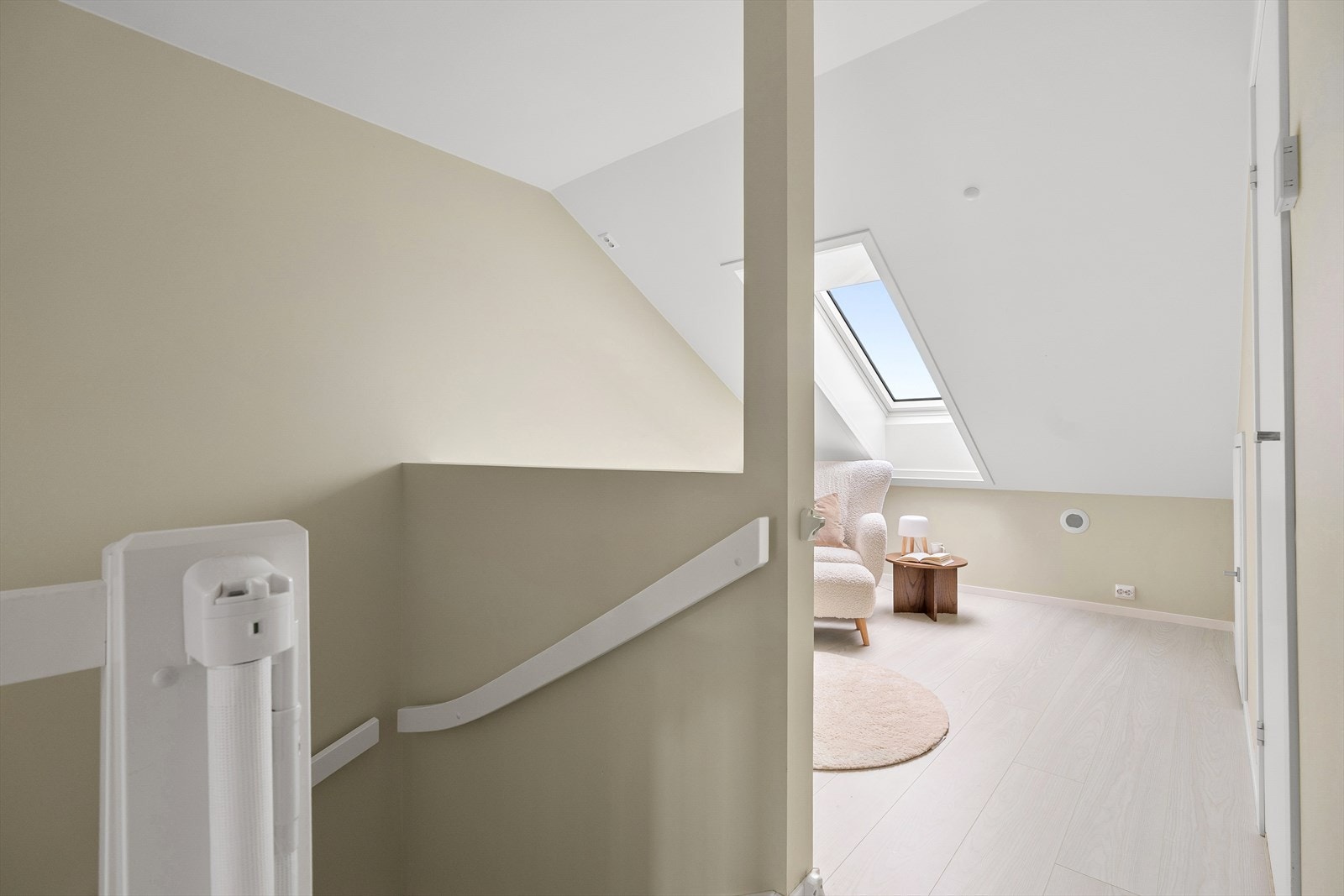 Loftstue med veluxvindu som bidrar til rikelig med dagslys. Galleribilde