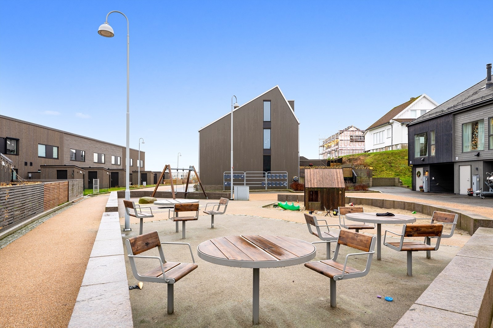 Området er meget barnevennlig. Det finnes flotte tur- og rekreasjonsområder langs sjøen, sjøbadet på Myklebust og eller rundt Hafrsfjord. Kort veg til sjøen og et skalldyr- og fiskeutsalg ved Hafrsfjord bru. Galleribilde