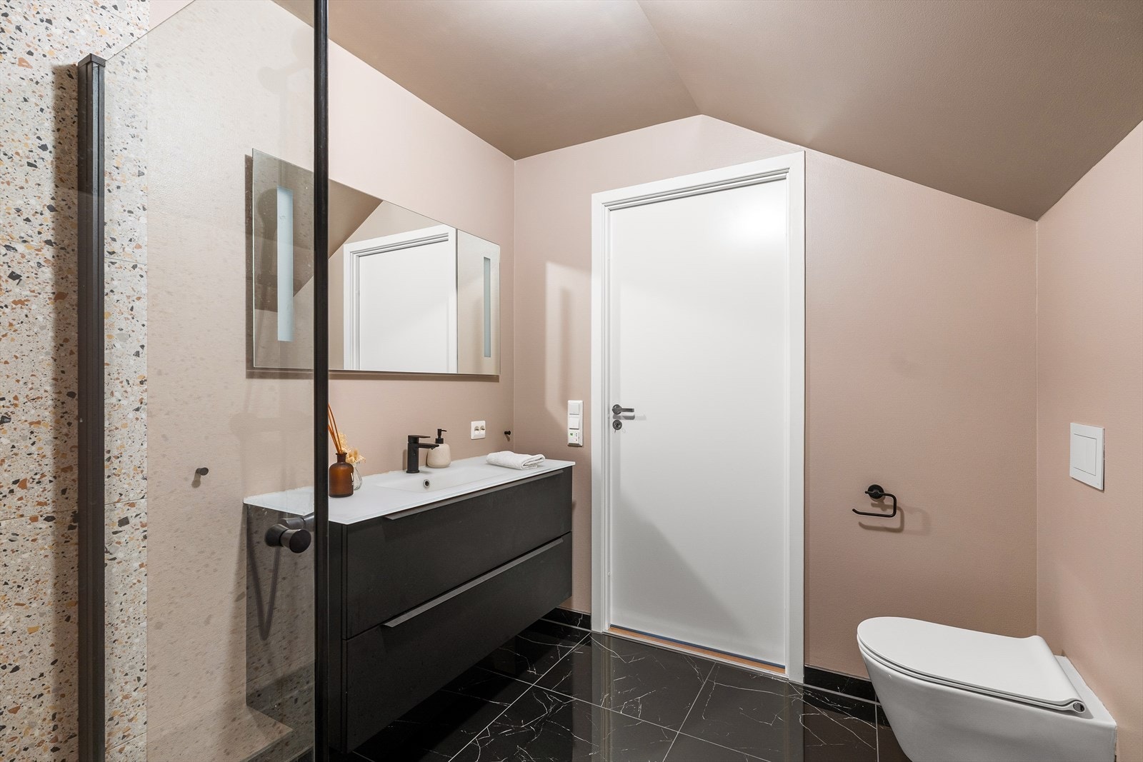 Innredningen består av seksjon med skuffeinnredning. vegghengt toalett og dusjnisje. Galleribilde