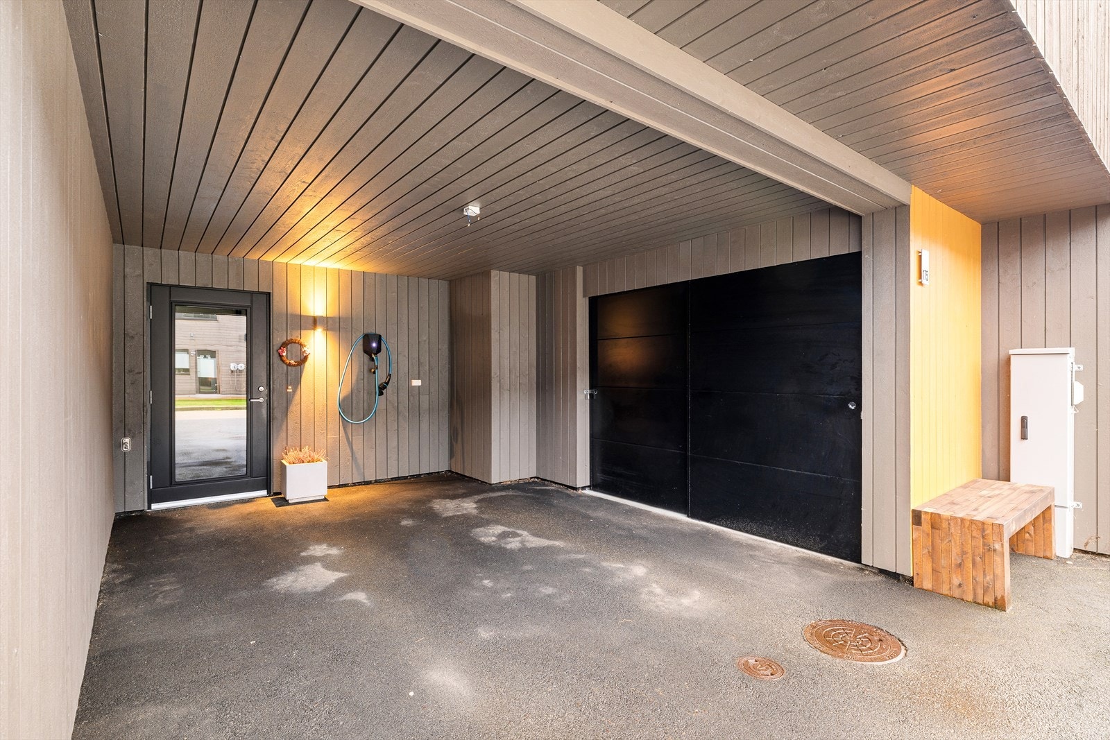 Det er parkering i carport. Utvendig bod. Galleribilde