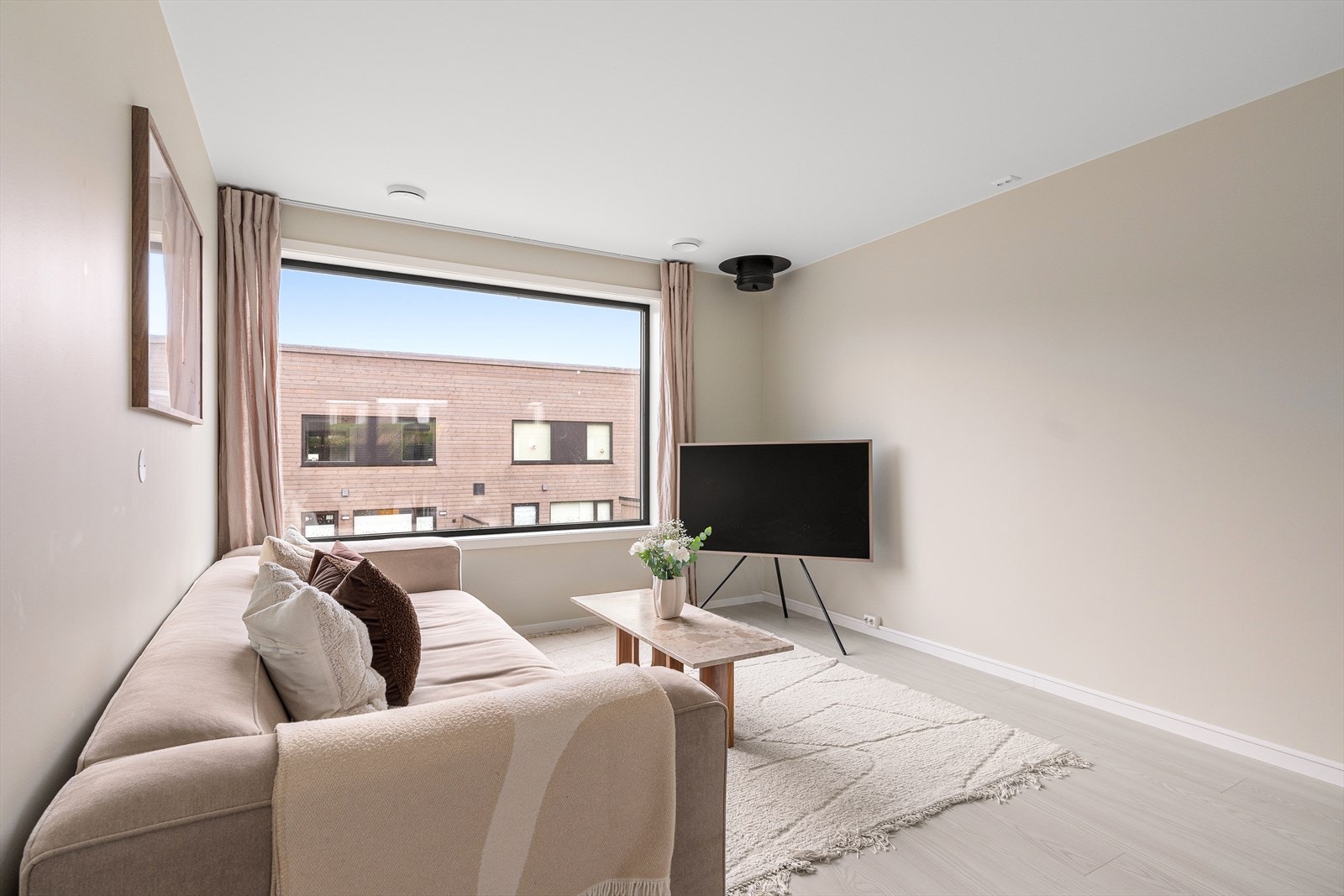 Store vinduer slipper inn naturlig lys. Galleribilde