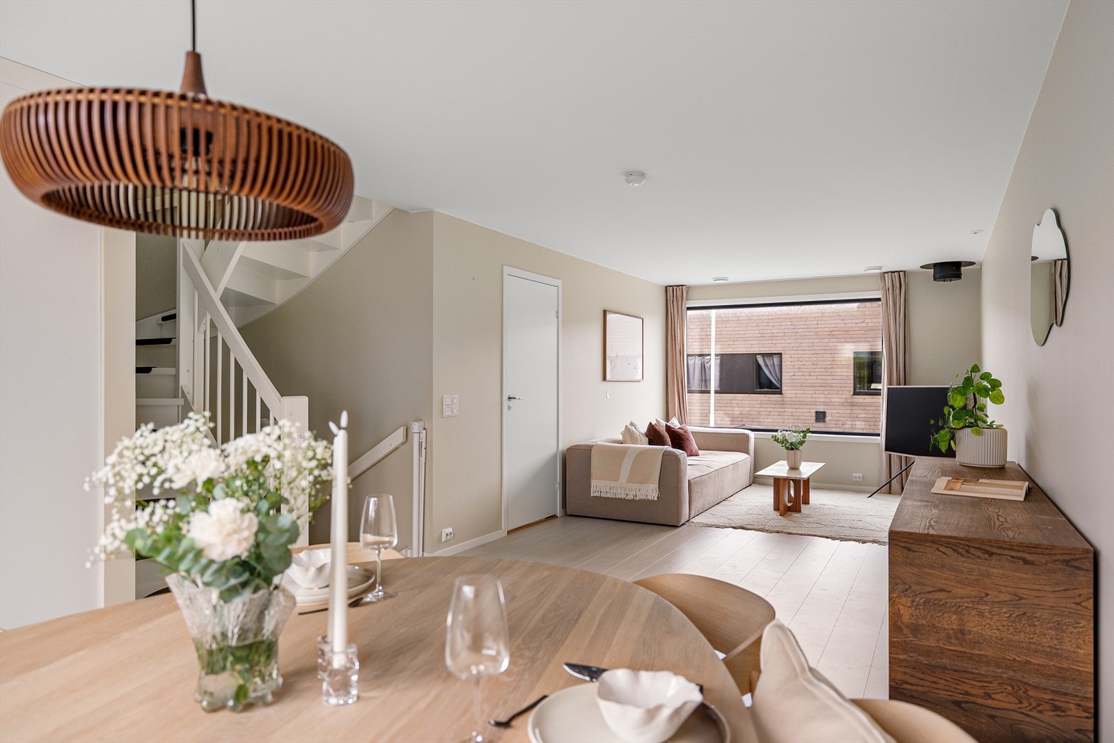 Lekker stue og kjøkken i delvis åpen løsning i 1. etasje. Galleribilde