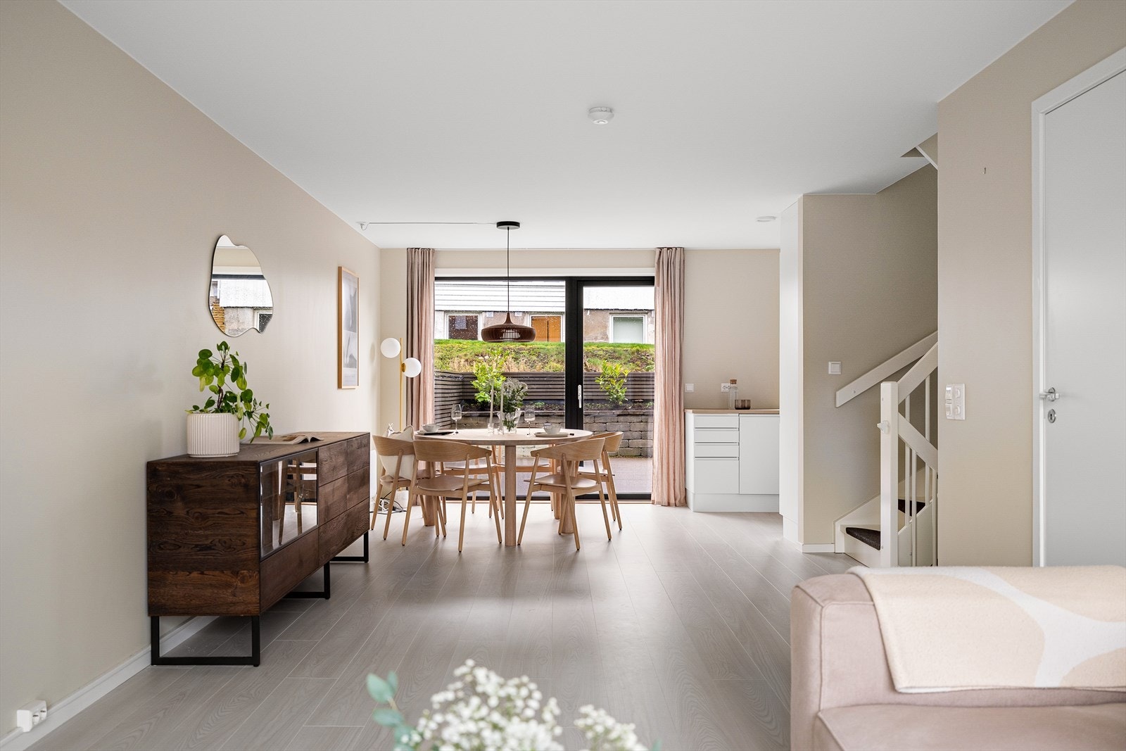 Utgang til flotte og lettstelte uteområder. Galleribilde