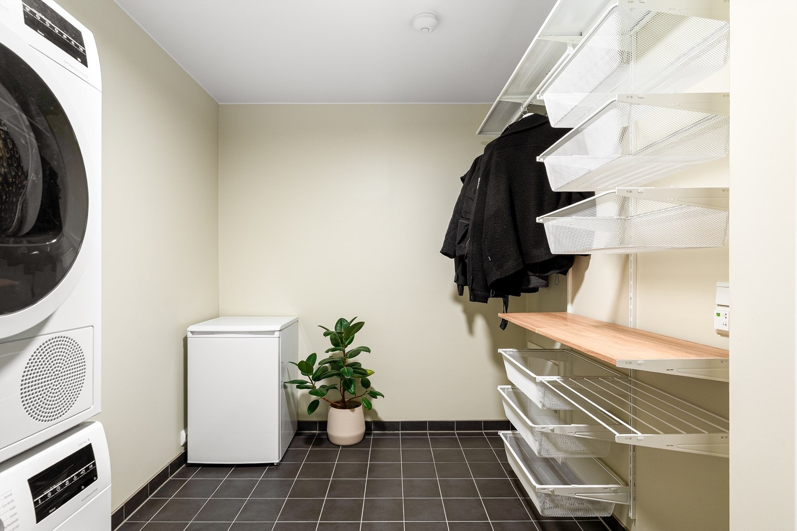 Eget vaskerom som har god oppbevaring i skuffe og hyllesystem. Fliser på gulv med varme. Galleribilde