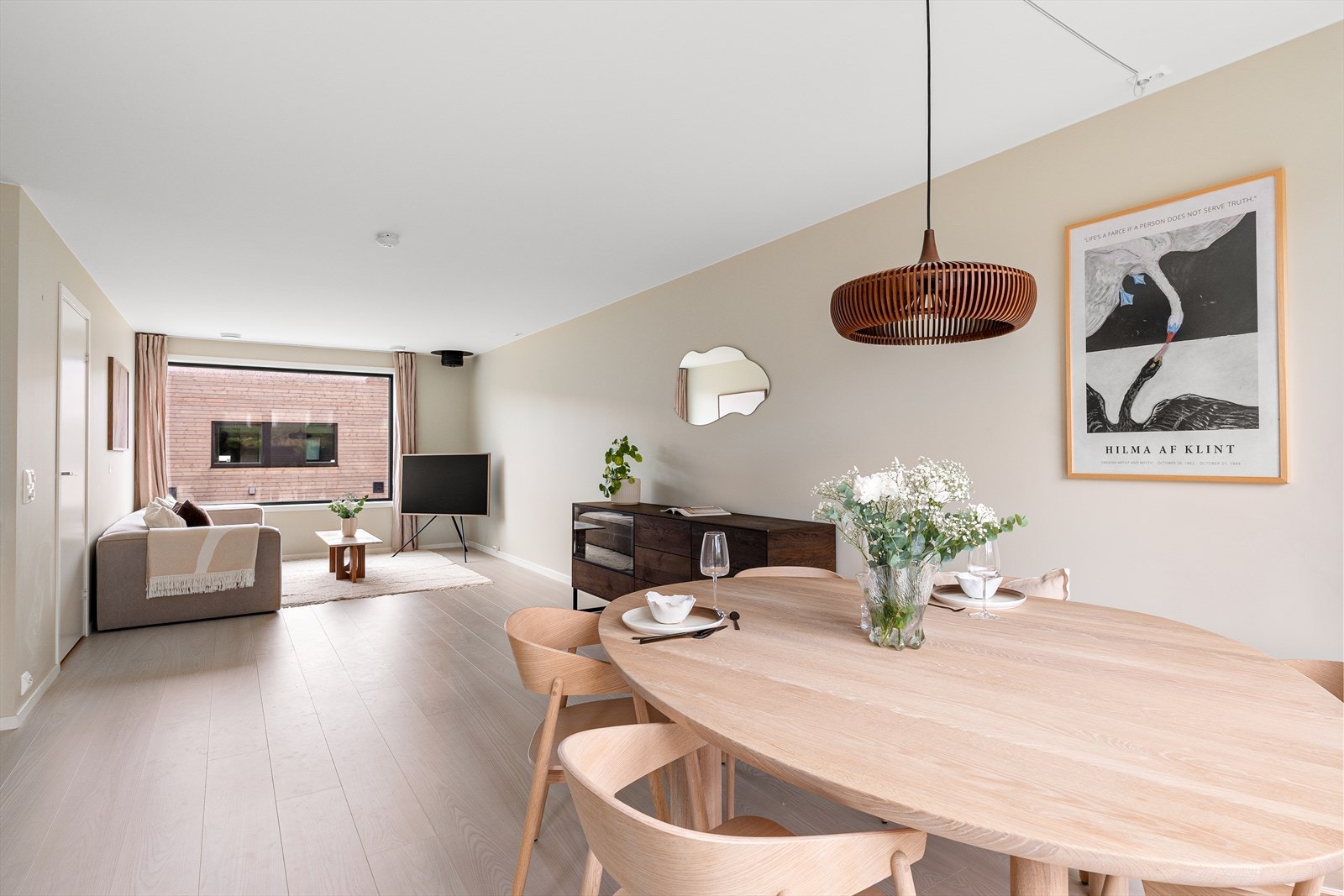 Delikat stue med duse farger på flater og laminatgulv. Galleribilde