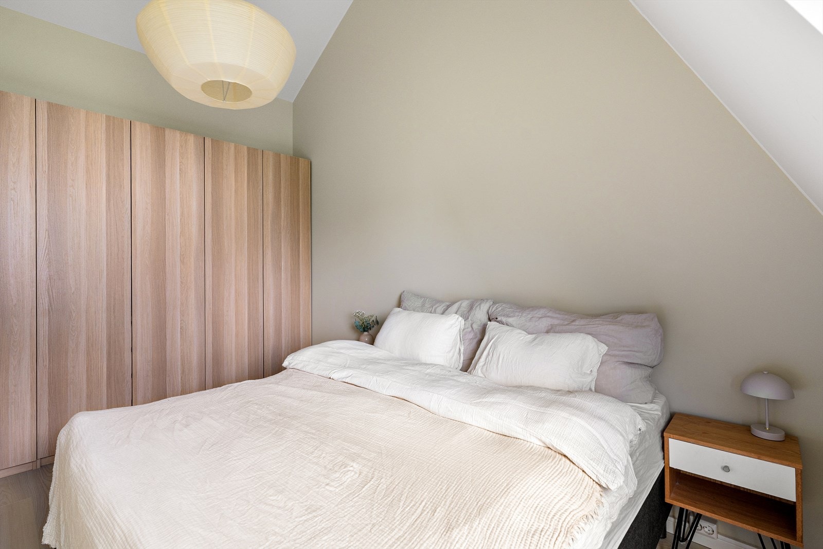 Hovedsoverom med garderobeskap. Galleribilde