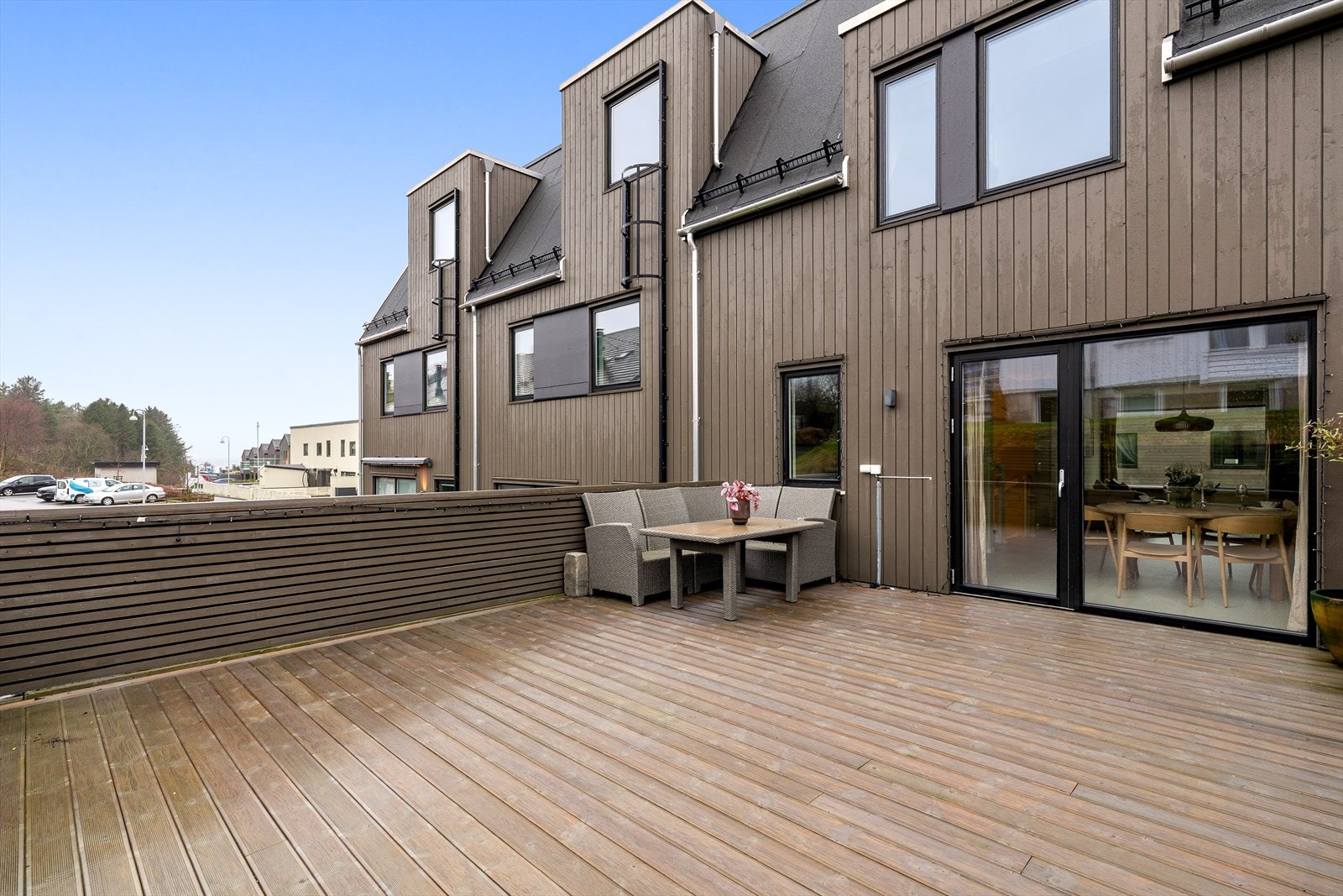 Det er stor terrasse med utgang fra kjøkken/stue. Galleribilde