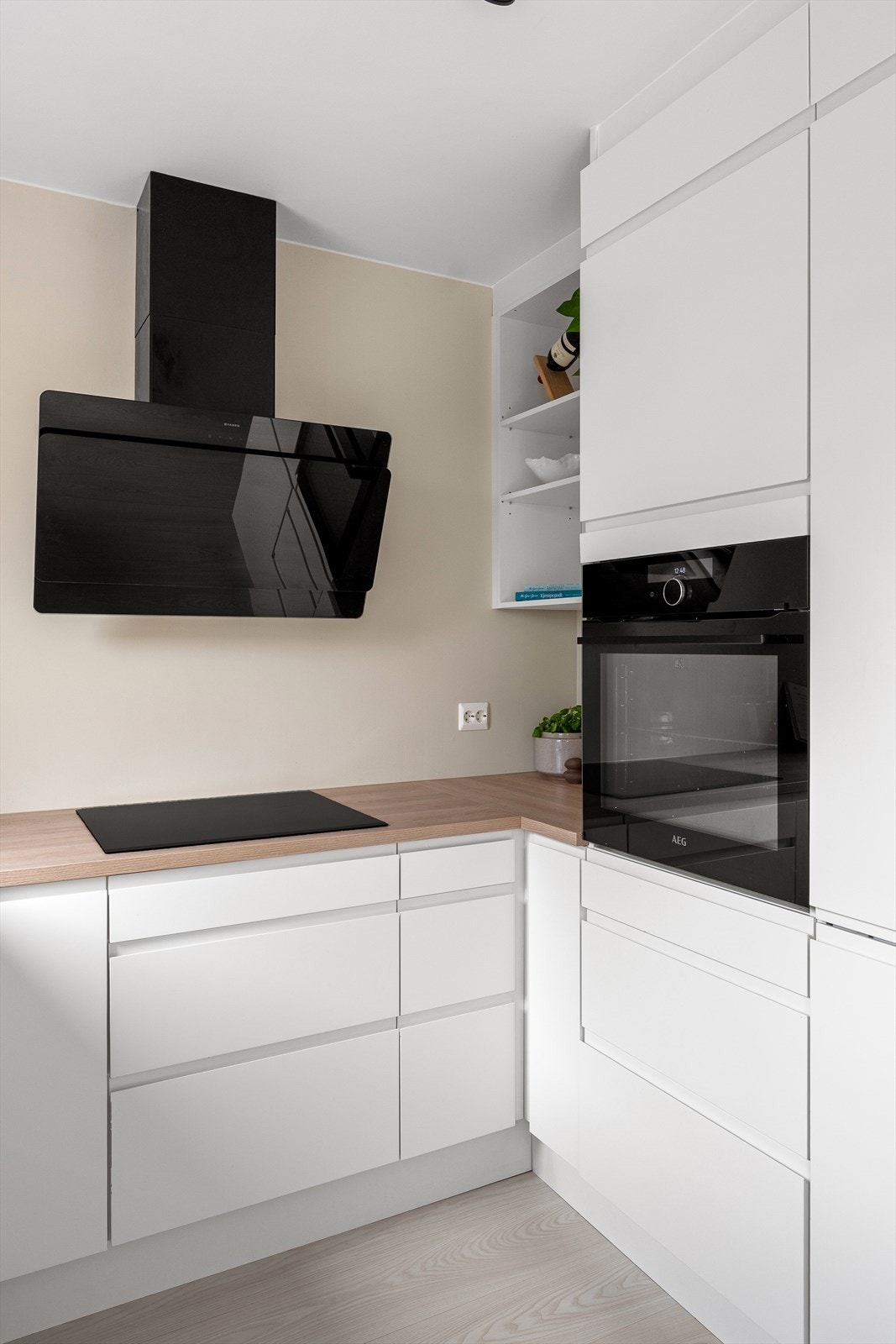 Det er integrerte hvitevarer som kjøleskap, oppvaskmaskin, induksjonstopp og stekeovn. Galleribilde