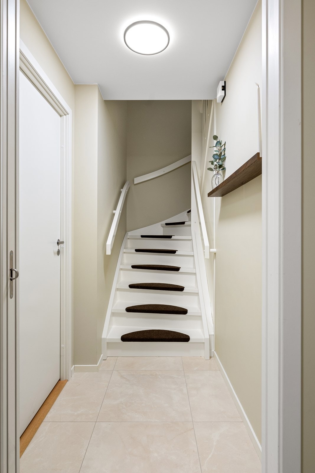 Det er fliser og varme i gulv. Galleribilde