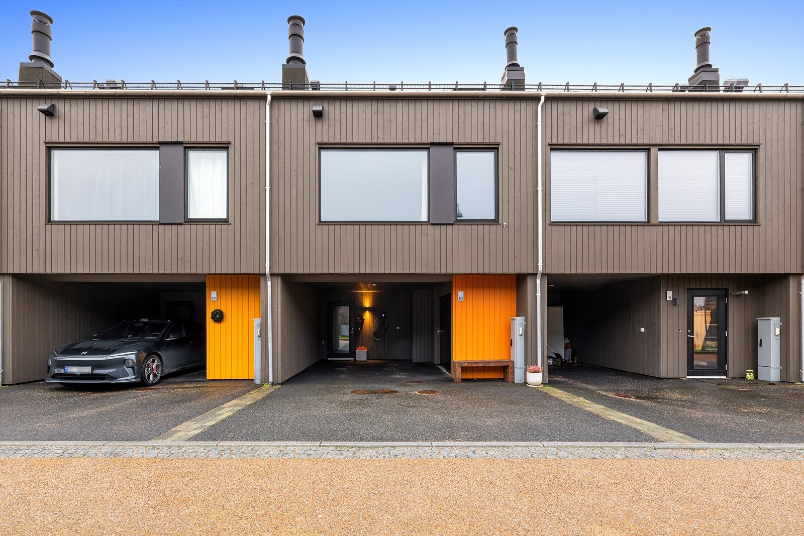 Det er plass for ytterligere en bil i gårdsrom. Galleribilde