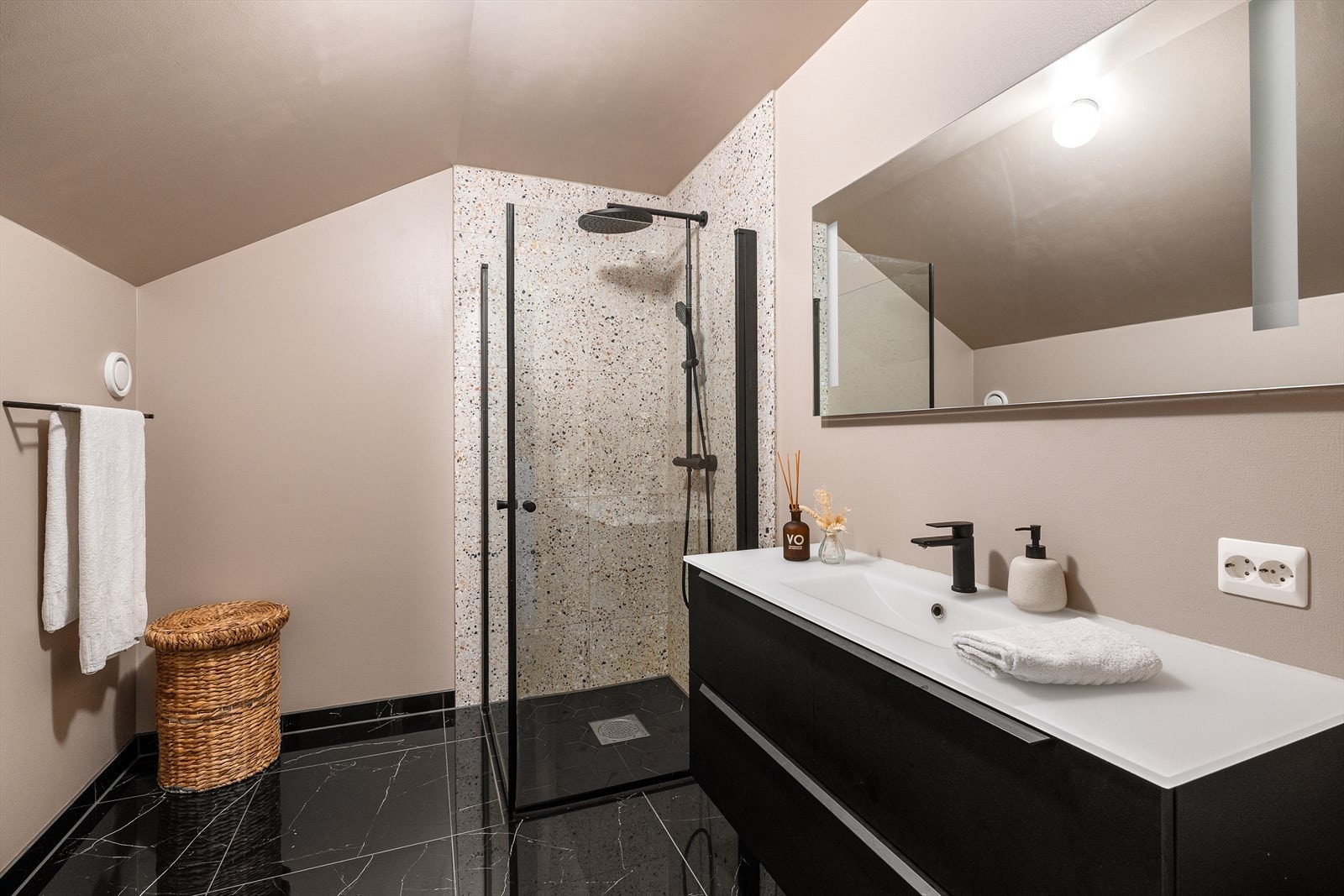 Lekkert baderom med fliser og varme i gulv. Galleribilde