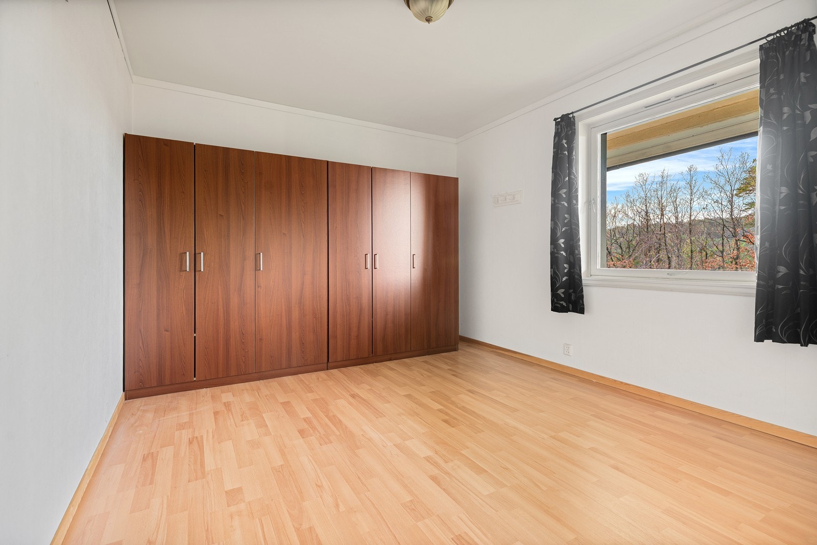 Soverom 2 er også av god størrelse med plass til dobbeltseng, garderobeskap, nattbord eller annet etter eget ønske Galleribilde