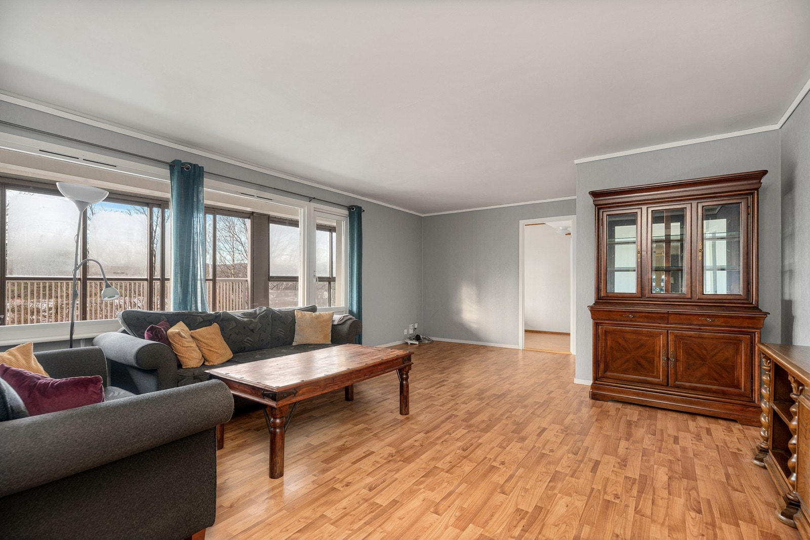 Romslig stue med stort potensial - her kan du innrede etter dine ønsker og behov Galleribilde