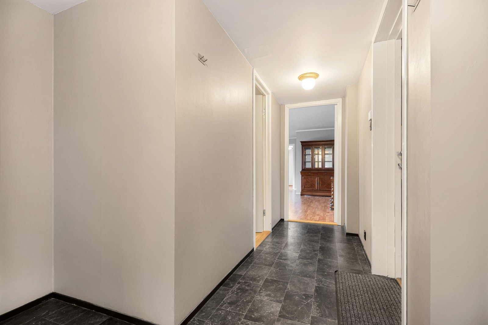 En praktisk og romslig gang med potensial for garderobeløsning og individuell tilpasning Galleribilde