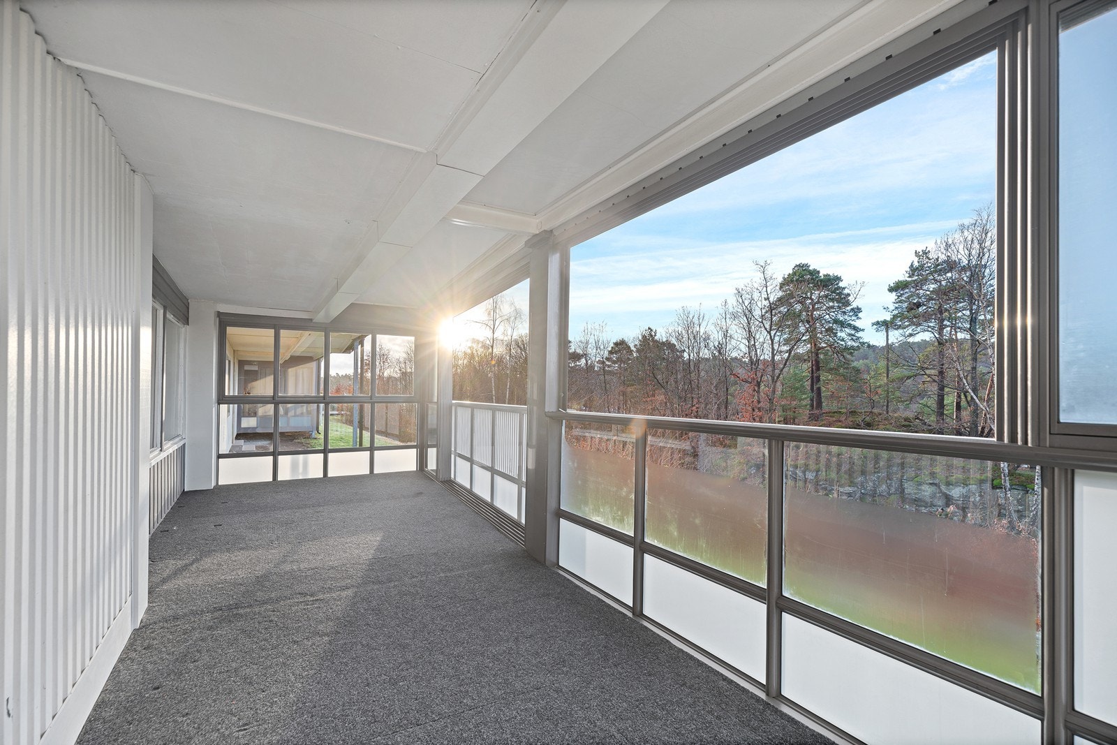 Den innglasserte balkongen er av generøs størrelse og gjør det mulig å nyte uteplassen lenge, også når sommeren er over Galleribilde