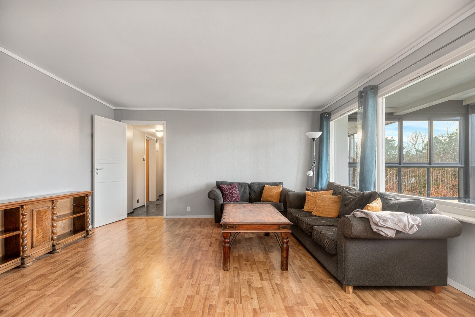 Store vindusflater slipper inn rikelig med naturlig lys og bidrar til økt romfølelse Galleribilde