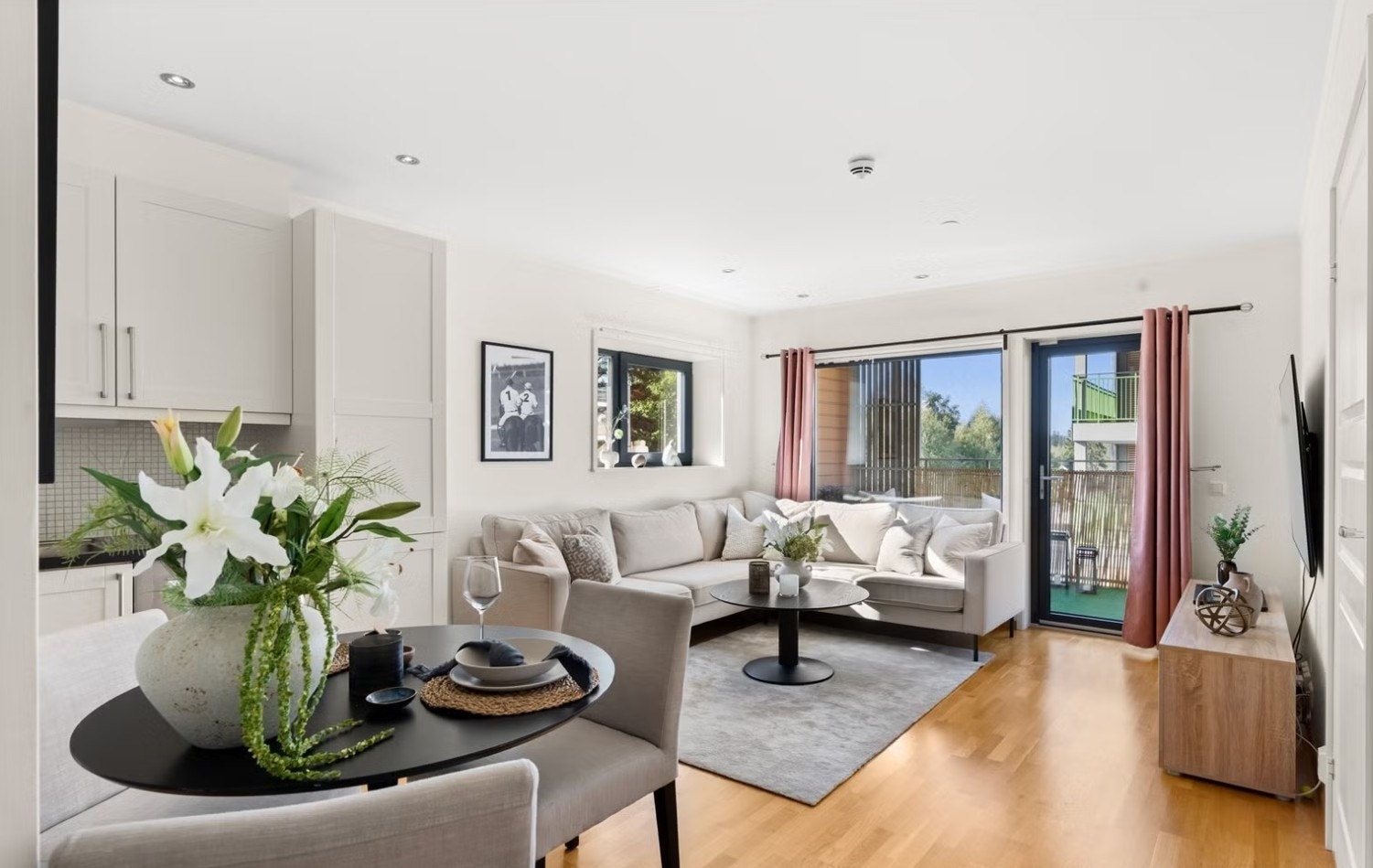 Stue og kjøkken ligger i åpen løsning, og det ekstra vinduet gir godt med lys inn. Galleribilde