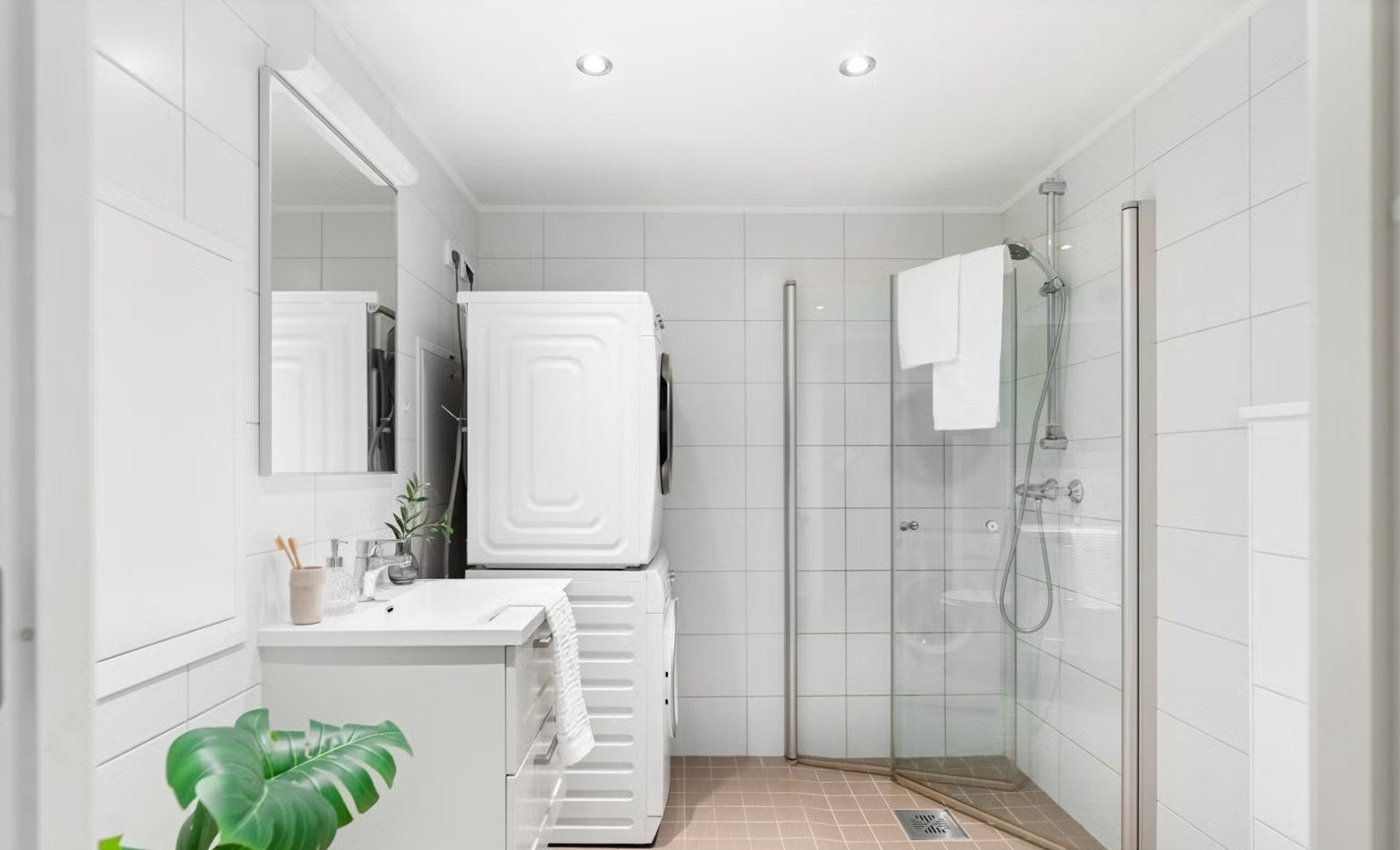 Stort og pent bad med opplegg for vaskemaskin og tørketrommel. Galleribilde