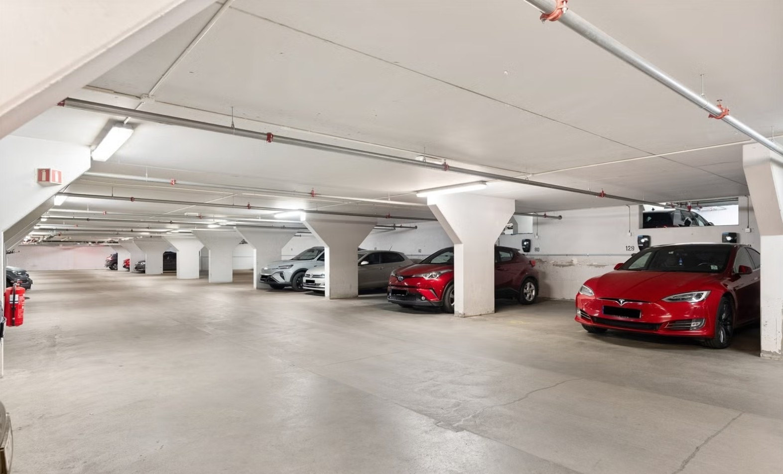 Parkeringsplass nr. 18 i garasjen, med mulighet for lading. Galleribilde