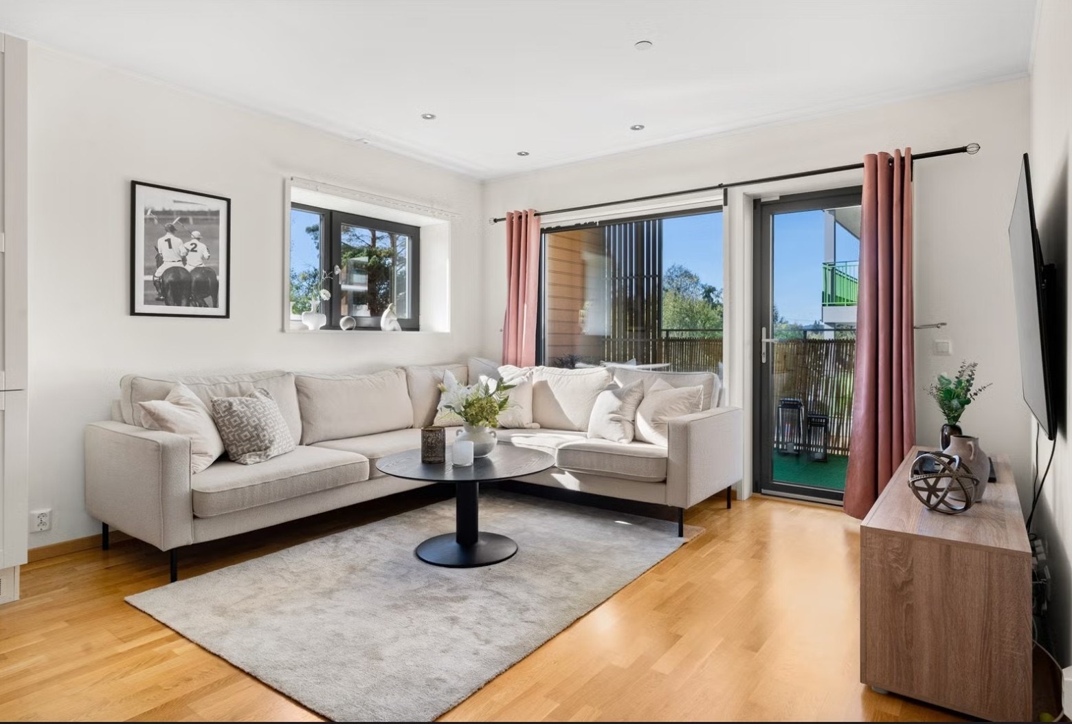 God plass til romslig sofagruppe og tvbenk. Galleribilde