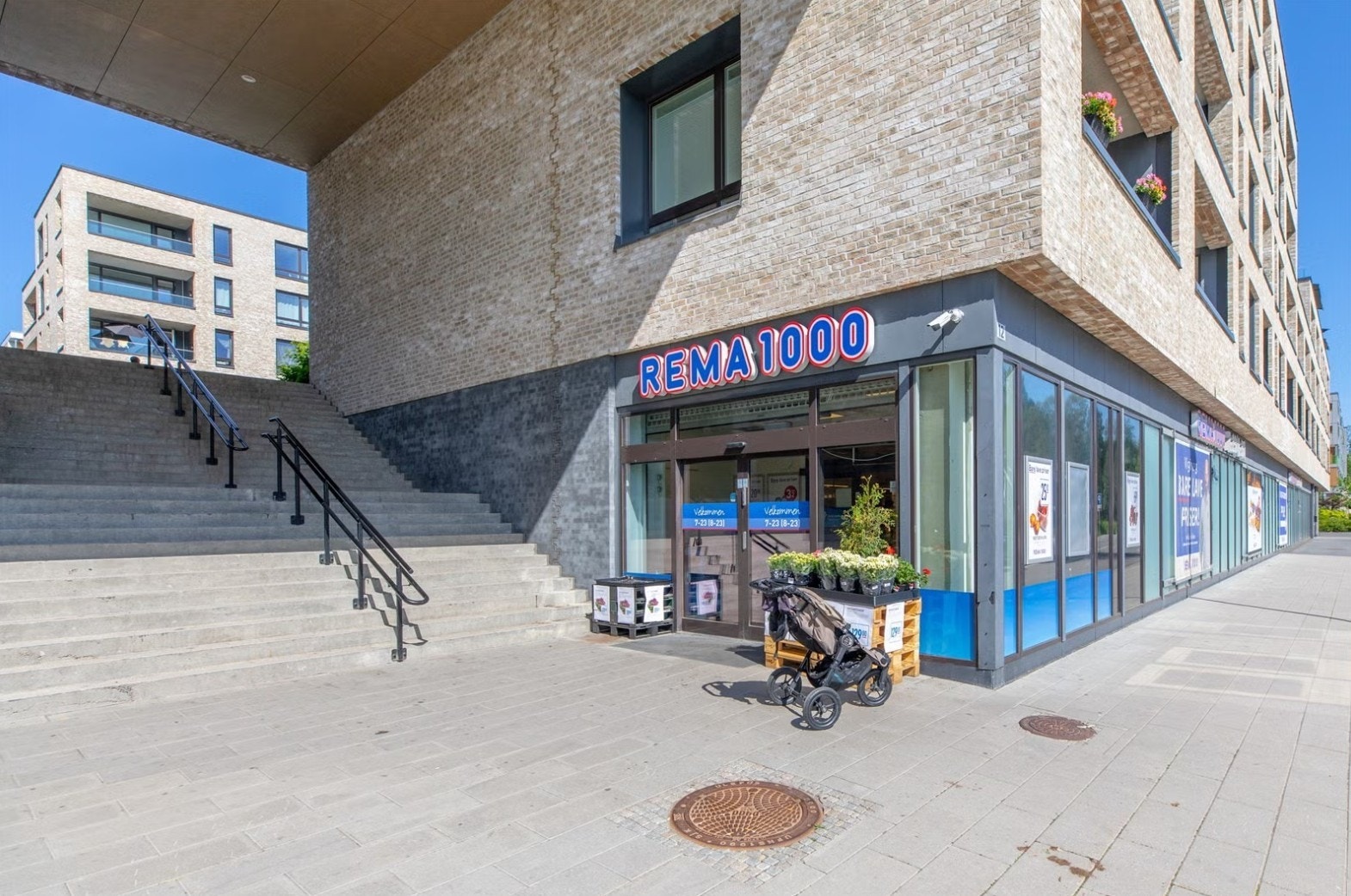 Rema 1000 og flere andre servicetilbud i umiddelbar nærhet. Galleribilde