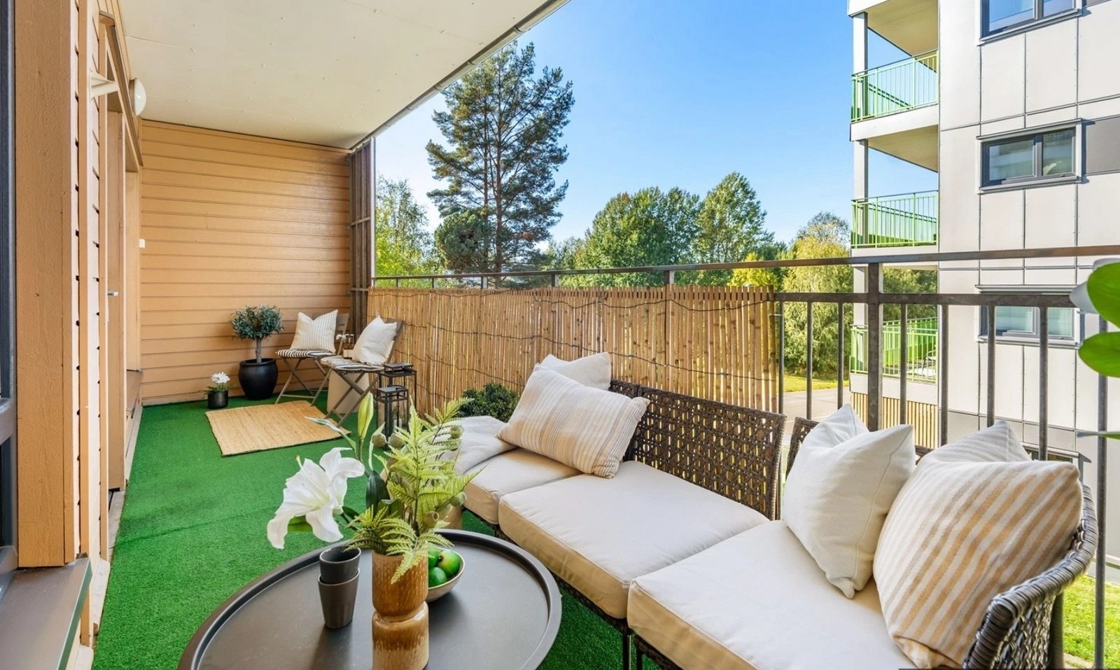Overbygd balkong ut mot rolige grønt og fellesarealer. Galleribilde