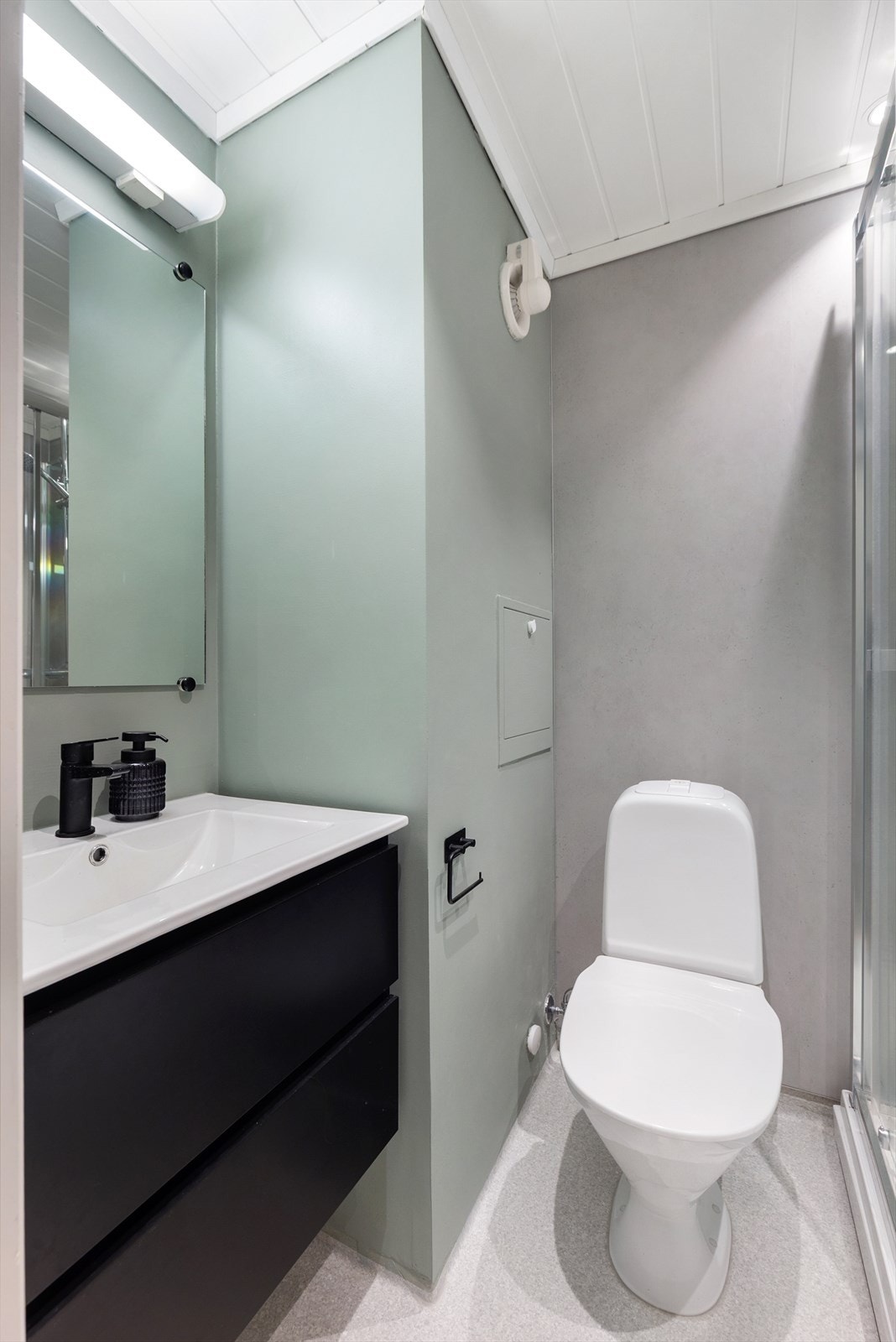 Innredning fra 2025 med skuffer og heldekkende servant, speil og og overlys med el-stikk. Galleribilde