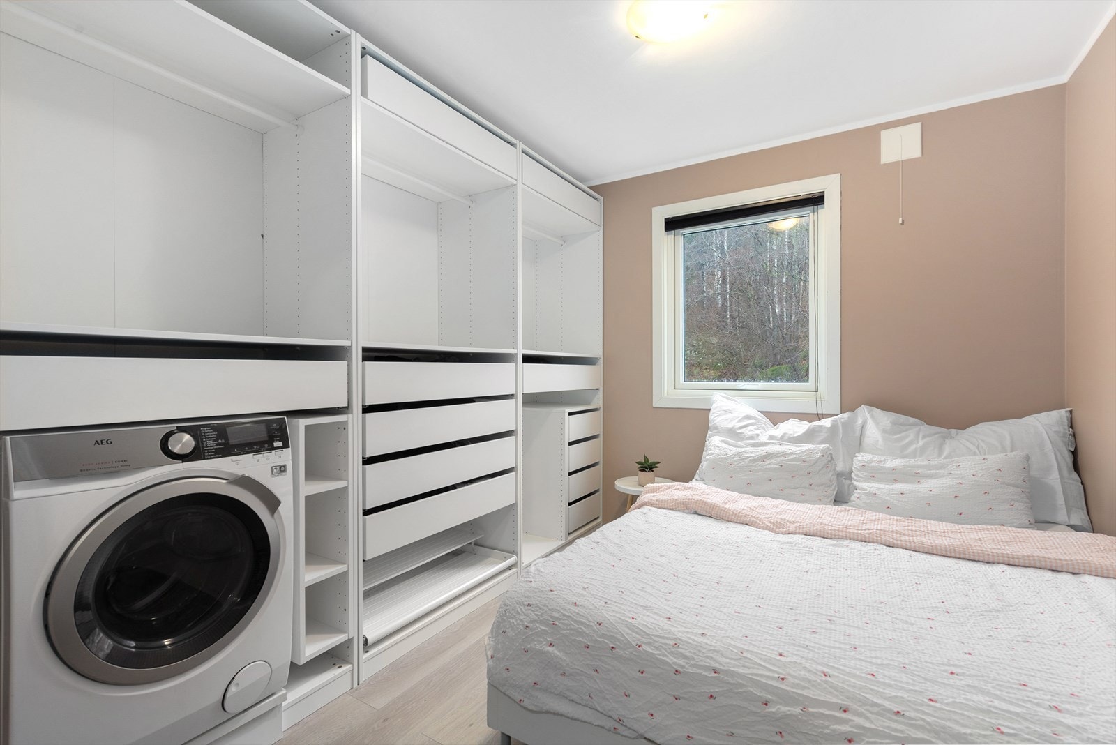 Soverommet er av god størrelse, med god plass til dobbeltseng. Plassbygde garderobeskap for klesoppbevaring. Soverommet har lyse overflater bestående av laminat på gulv og malte slette vegger og tak. Galleribilde