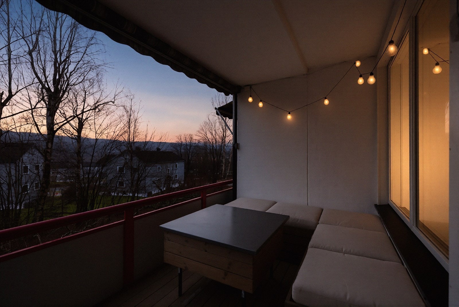 Skrivervegen 20D har en fin og sentral beliggenhet på Eidanger/Valler i Porsgrunn, med kort vei til det meste! Leiligheten ligger fint til i 2. etasje, med usjenert og overbygget balkong. Galleribilde