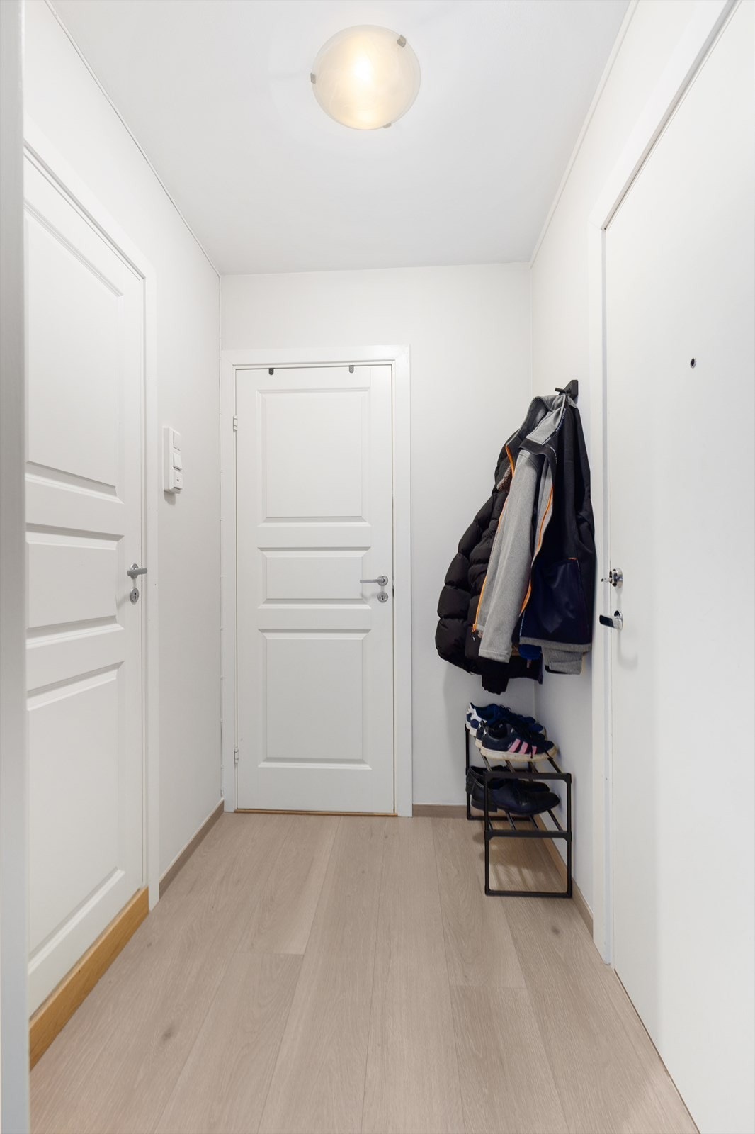 Lys entré med fin plass til oppbevaringsmøblement for sko- og yttertøy. Galleribilde