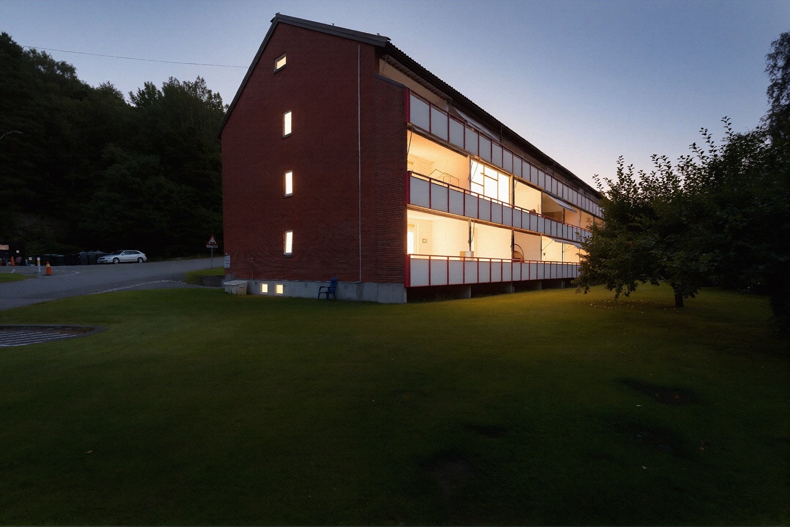 Borettslagets tomt er fellesareal, dersom det ikke er gjort nærmere avtaler om bruk. Tomten er opparbeidet med asfaltert gangstier og parkeringsplasser. Tomten er også opparbeidet med blant annet plen, busker og trær. Galleribilde