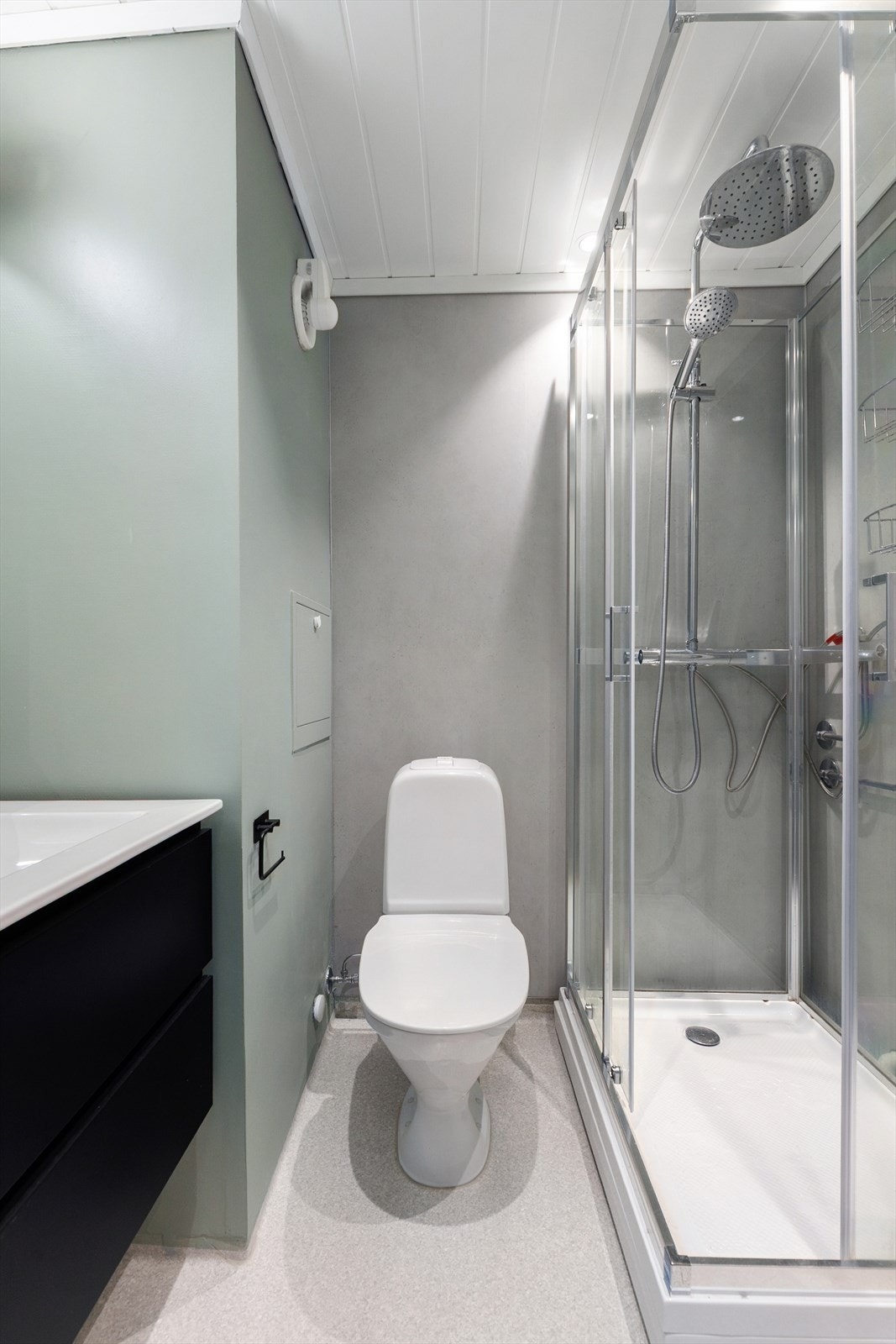 Pent bad, utstyrt med elektriske varmekabler i gulv, gulvmontert toalett og dusjkabinett (2025). Galleribilde