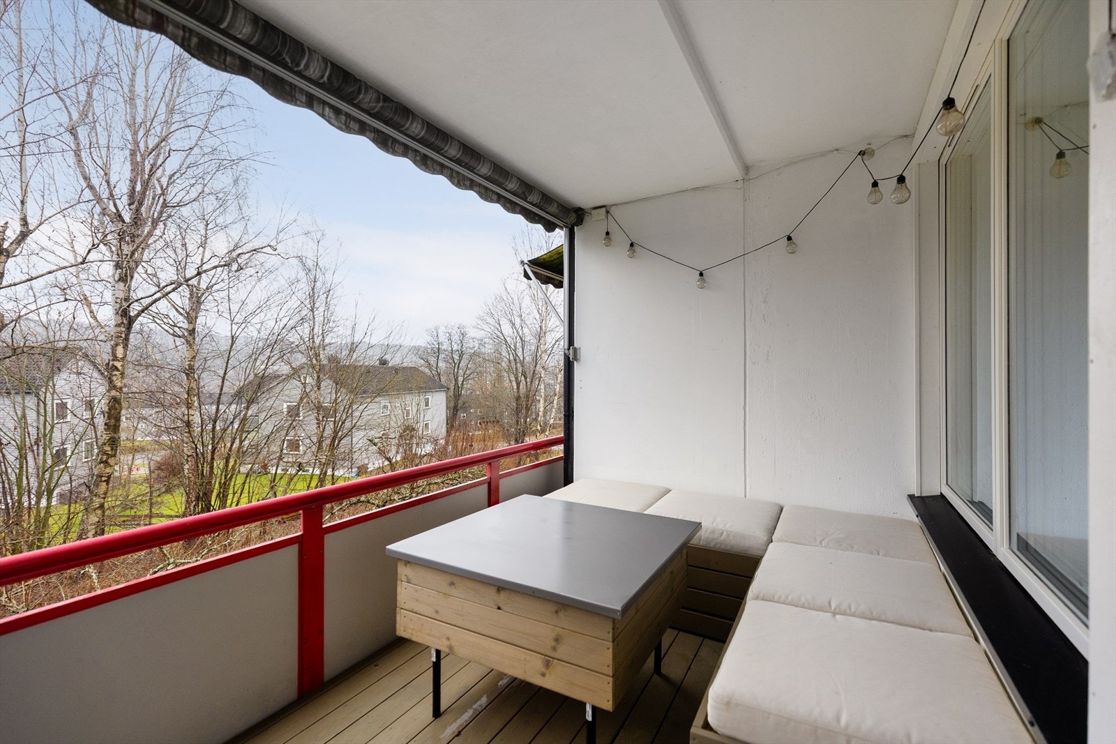 Bakong oppført i betong, tilfarere og terrassebord. Rekkverk av stål med fasadeplater. Markise for solskjerming. Galleribilde