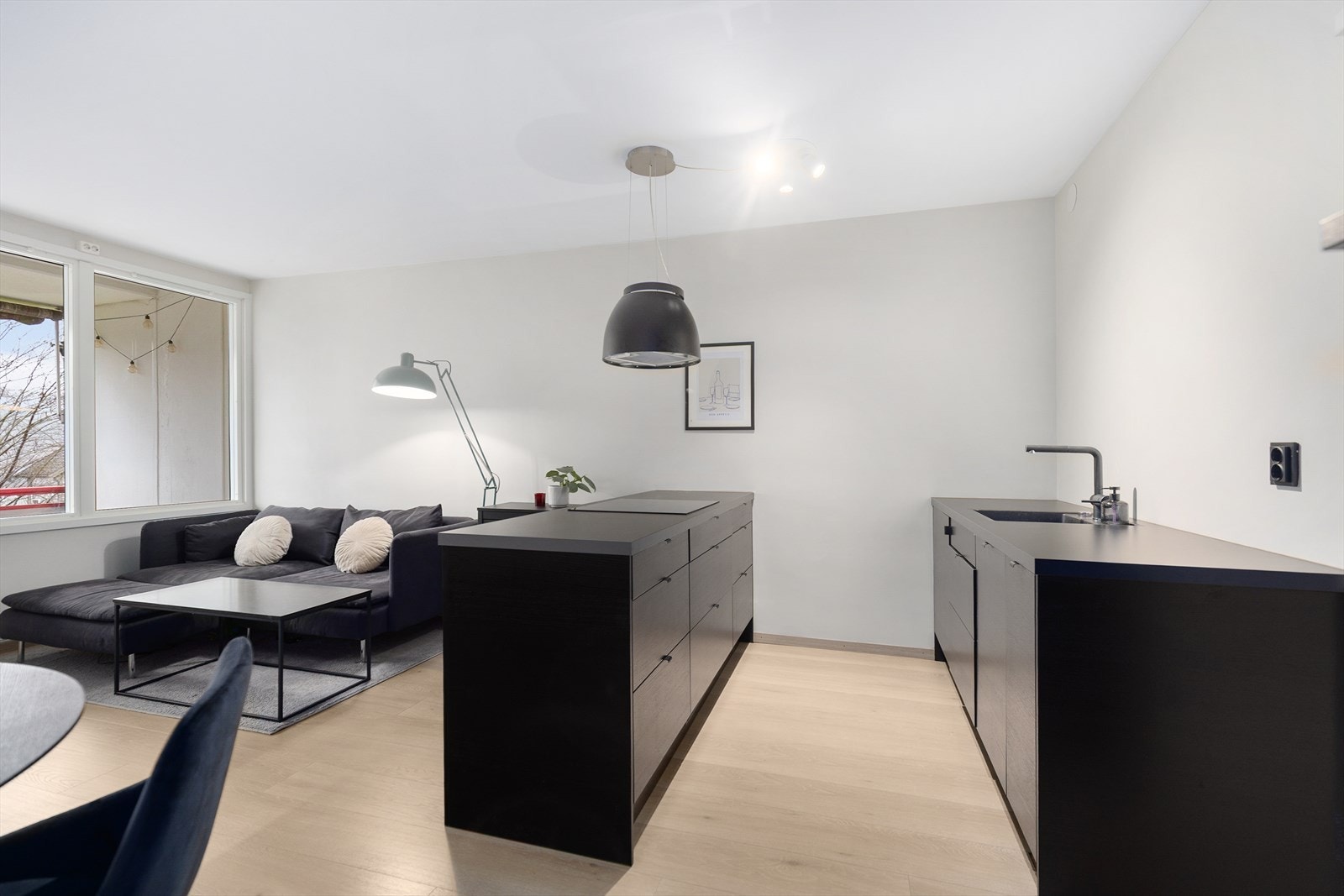 Kjøkkeninnredning av type EPOQ fra ca.2021/2022 med fronter med struktur og laminerte benkeplater. Hvitevarer er integrert oppvaskmaskin, kjøleskap/frys, stekeovn samt nedfelt koketopp. Galleribilde