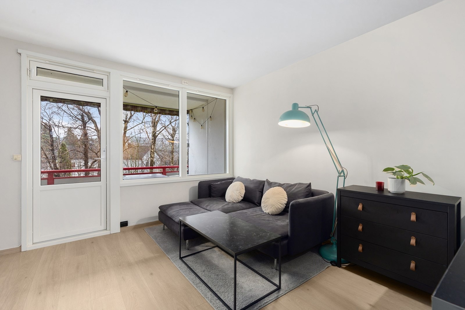 Vindusflatene tilfører stuen godt med naturlig lys. Galleribilde