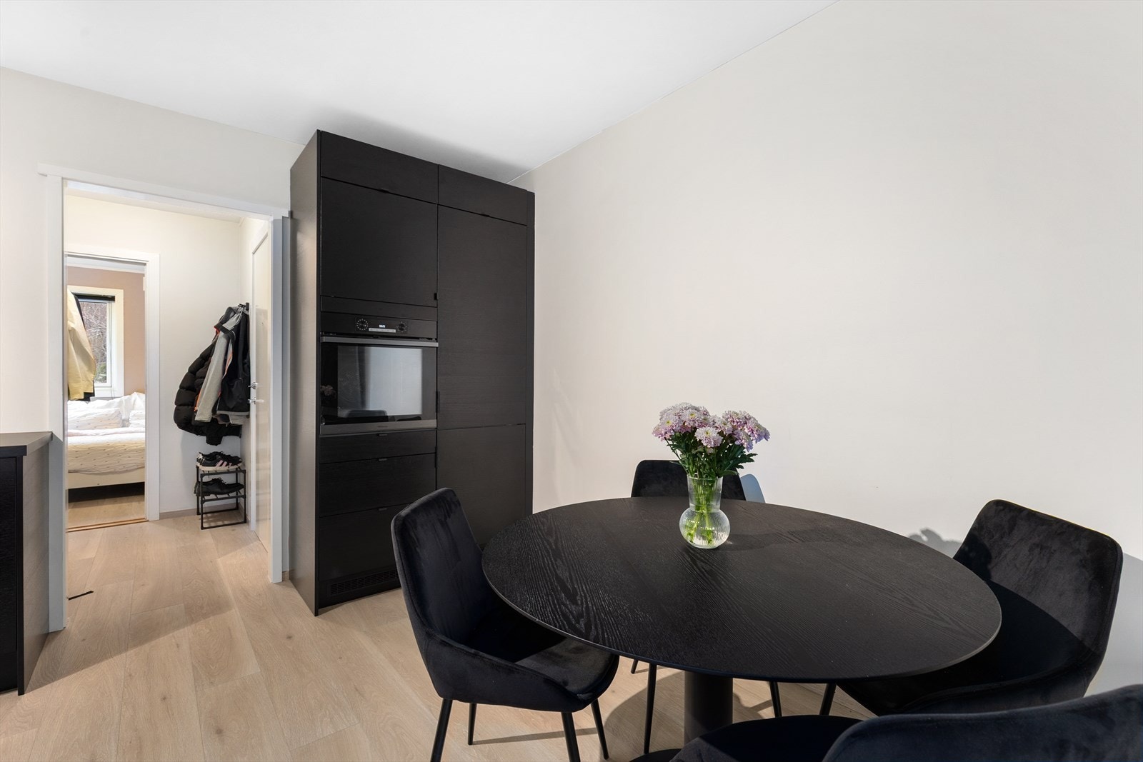 Kjøkkenet er fint tilliggende stuen, praktisk utnyttet med innredning på to sider. Galleribilde