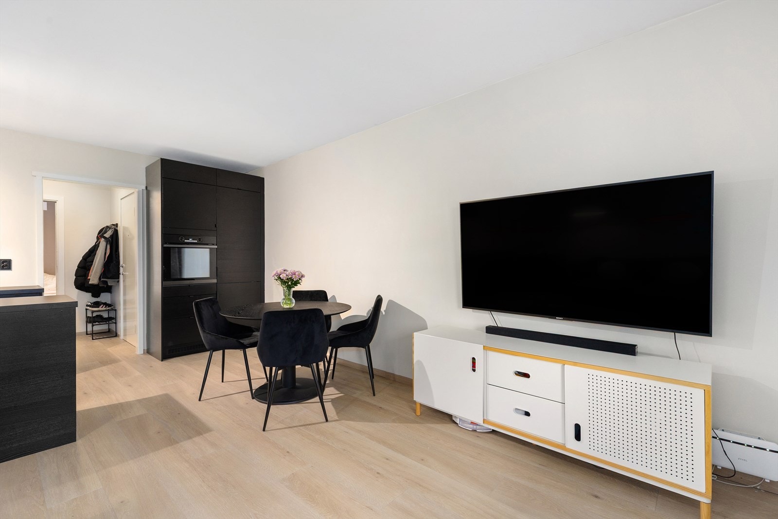 Det er god plass til sofagruppe og en hyggelig spisestue om ønskelig. Det er opplyst at kabel-tv og internett er inkludert i felleskostnadene.
Galleribilde