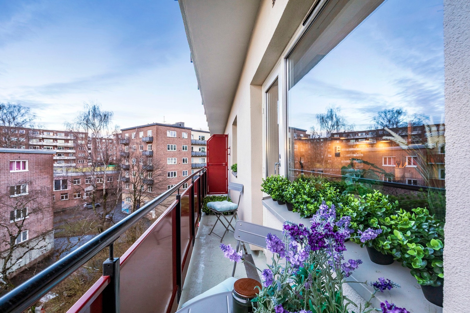Solrik, vestvendt balkong med svært gode solforhold - perfekt for varme sommerdager. Galleribilde