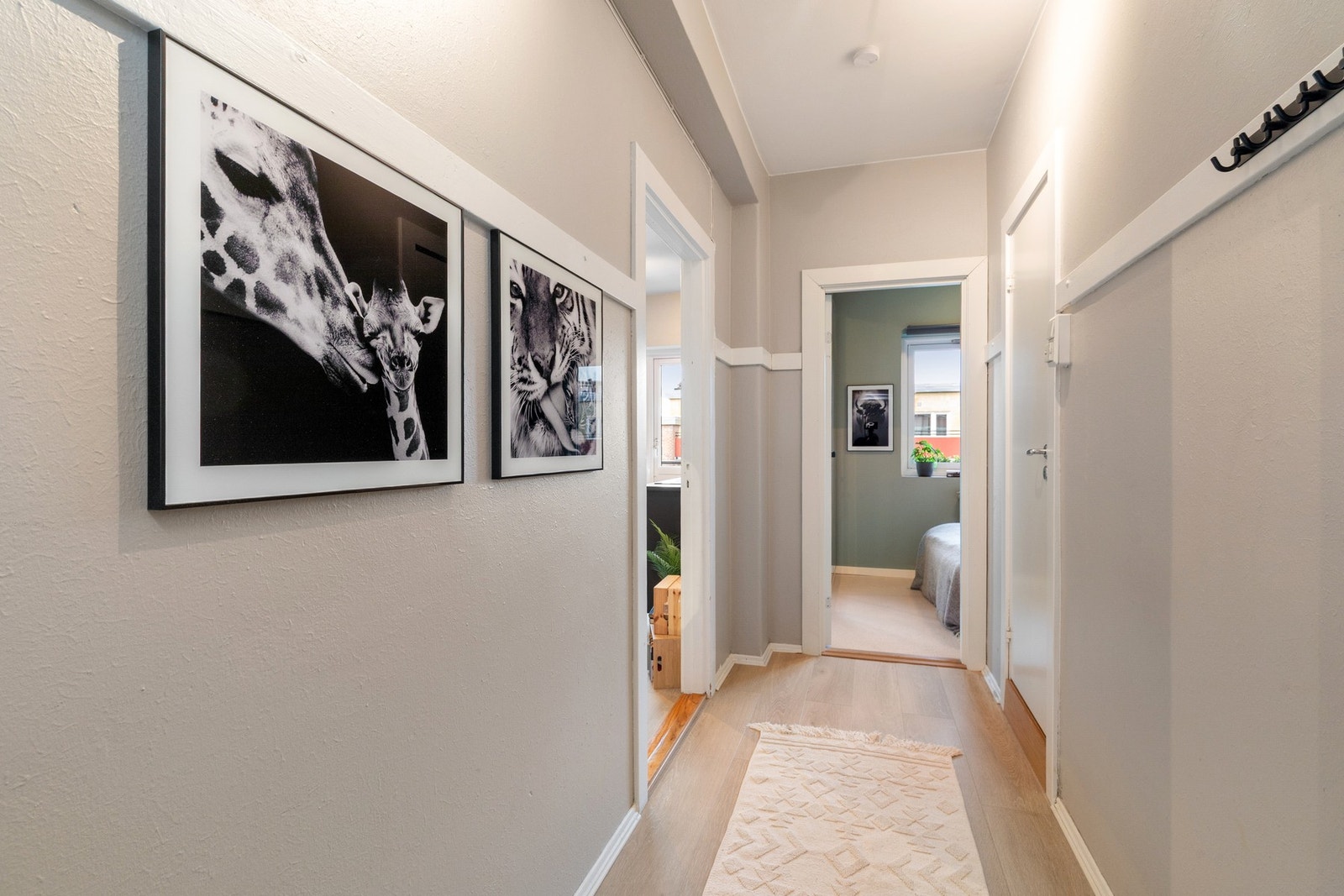 Entréen er tiltalende, med plass til oppbevaring av sko og yttertøy. Galleribilde