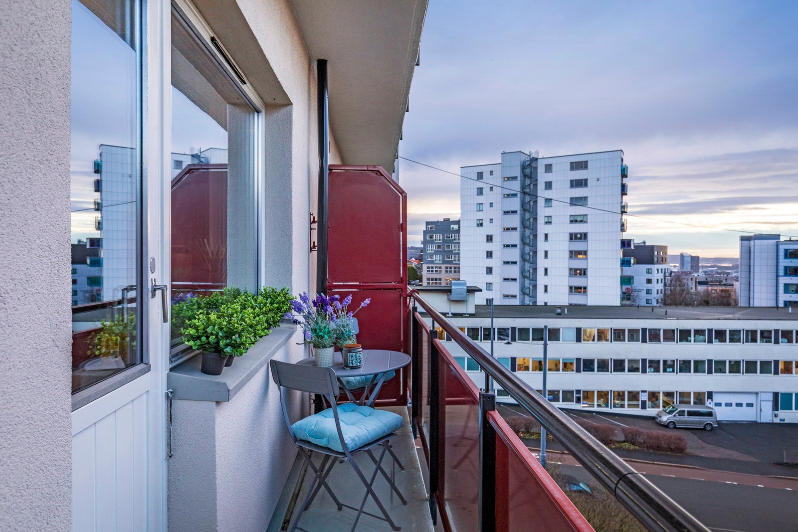 Balkongen blir en naturlig forlengelse av soverommet - perfekt for varme sommerdager. Galleribilde