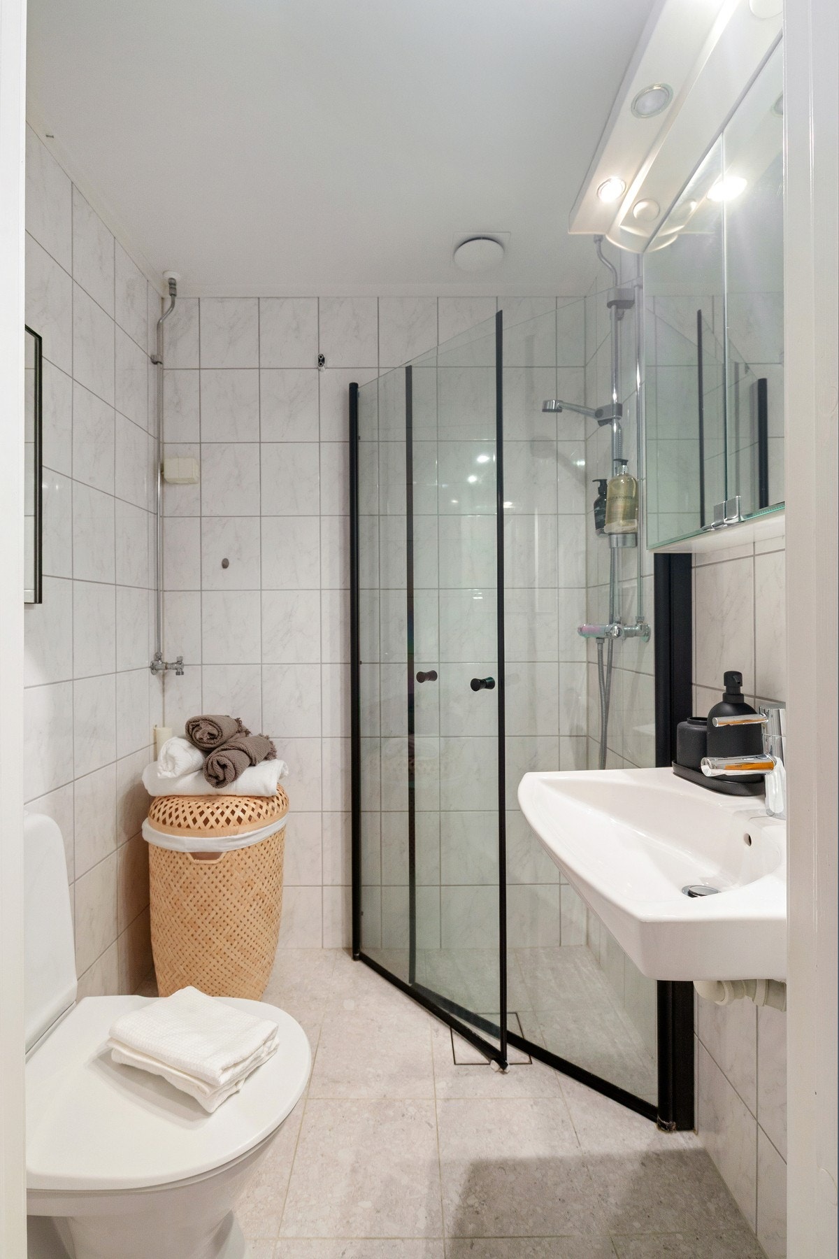 Pent bad, flislagt i tidløs stil med varmekabler i gulvet. Galleribilde